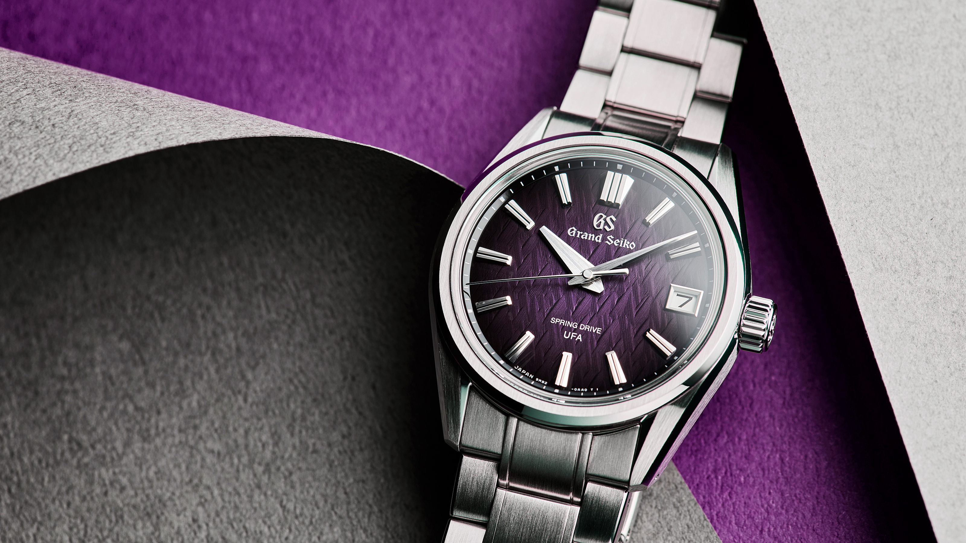 GRAND SEIKO的Spring Drive U.F.A.錶款繼冰霜森林的面盤主題之後,延伸推出紫色面盤版本的SLGB005,呈現長野信州地區的冬季森林被冰霜覆蓋之際,晨光破曉瞬間之即景。定價NT$300,000(限量1300只)。