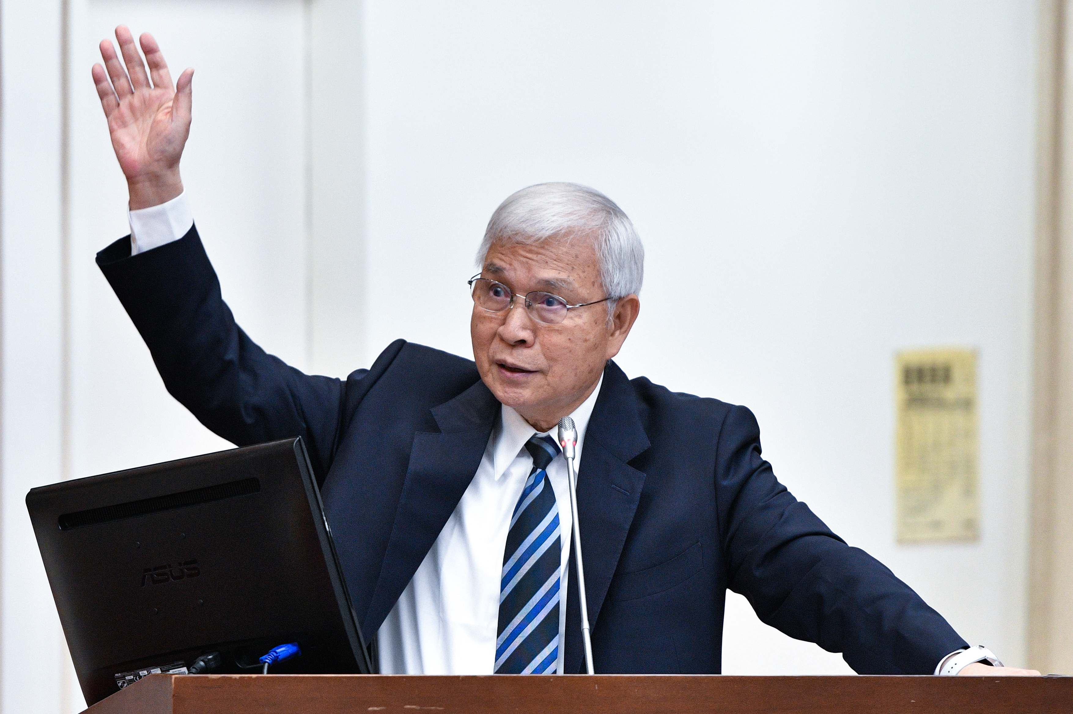 日前央行總裁楊金龍在立院財委會上備詢時,對「新青安」政策抱持審慎態度。(鏡報李智為攝)