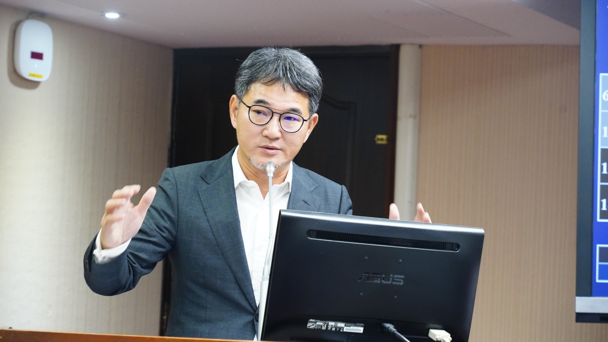 衛環召委劉建國要求衛福部速整合立委版本意見,促行政院版本盡速送入立院。(劉建國辦公室提供)