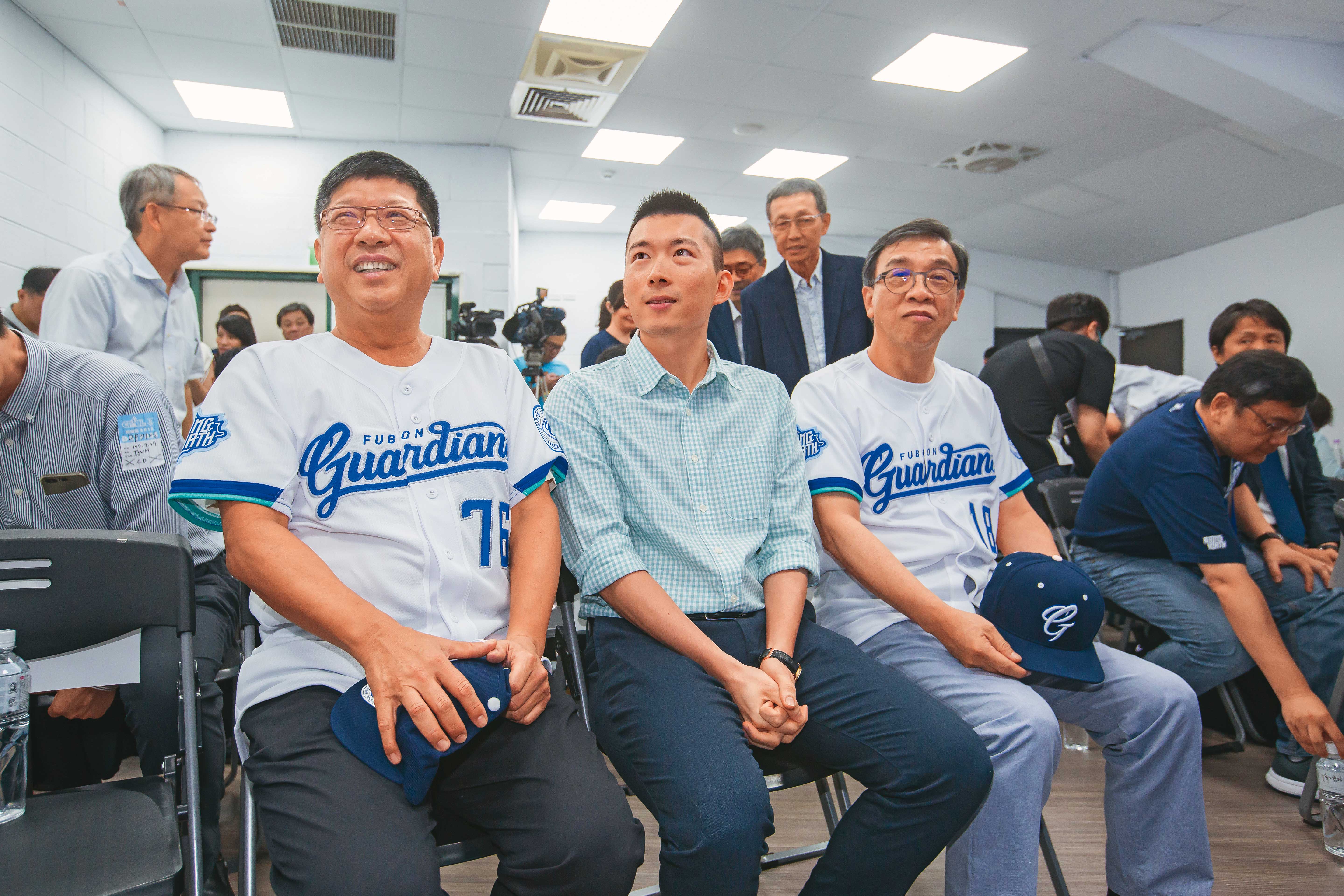 CBIT理事長王鴻紳過往曾在凱擘以及台灣大哥大服務,與蔡家關係良好。