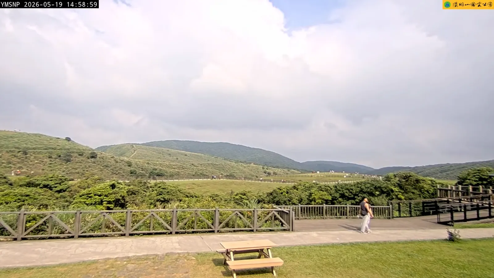 一對情侶日前凌晨在陽明山擎天崗草原桌椅上打野砲,結果被陽明山國家公園管理處4K監視器連帶聲音都即時放送。(翻攝自「陽明山國家公園管理處INFO」YouTube、Threads)