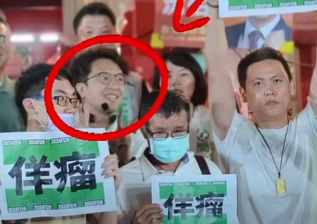 鬧場民眾舉惡搞標語亂入合照！新黨背景被抓包　沈伯洋真實反應網笑翻