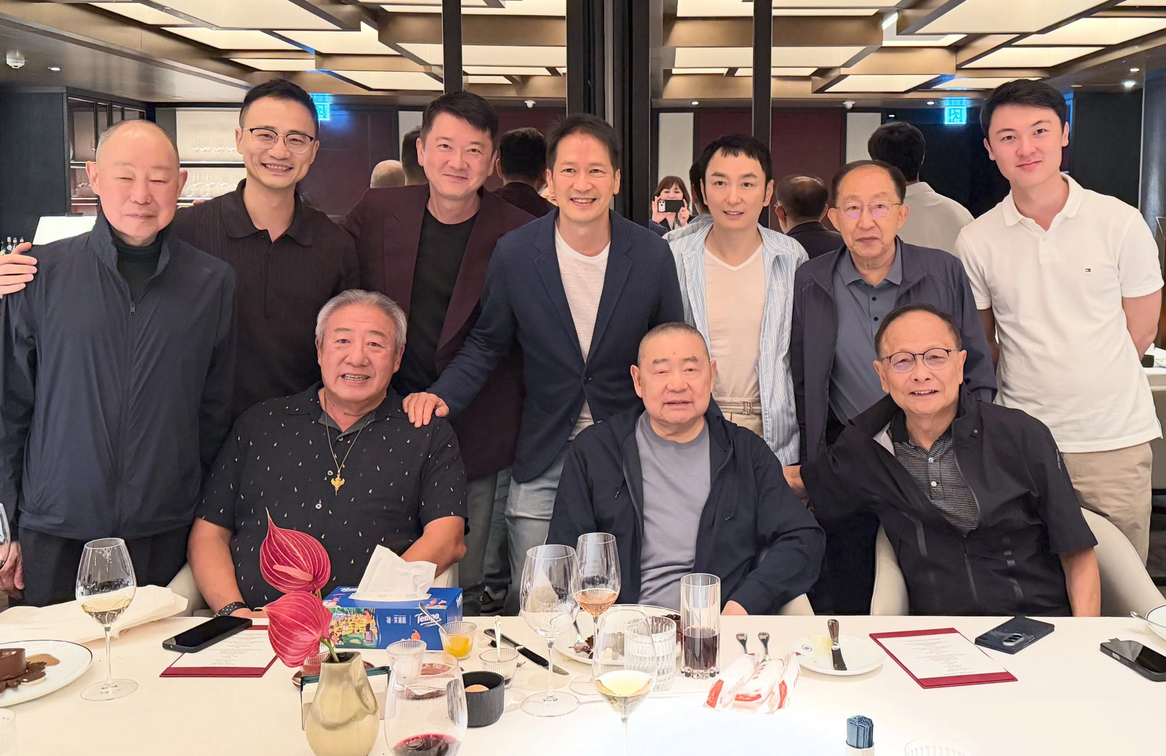 這張照片含金量4800億！「大劉、細劉」罕見同框　高顏值學霸子女低調接班