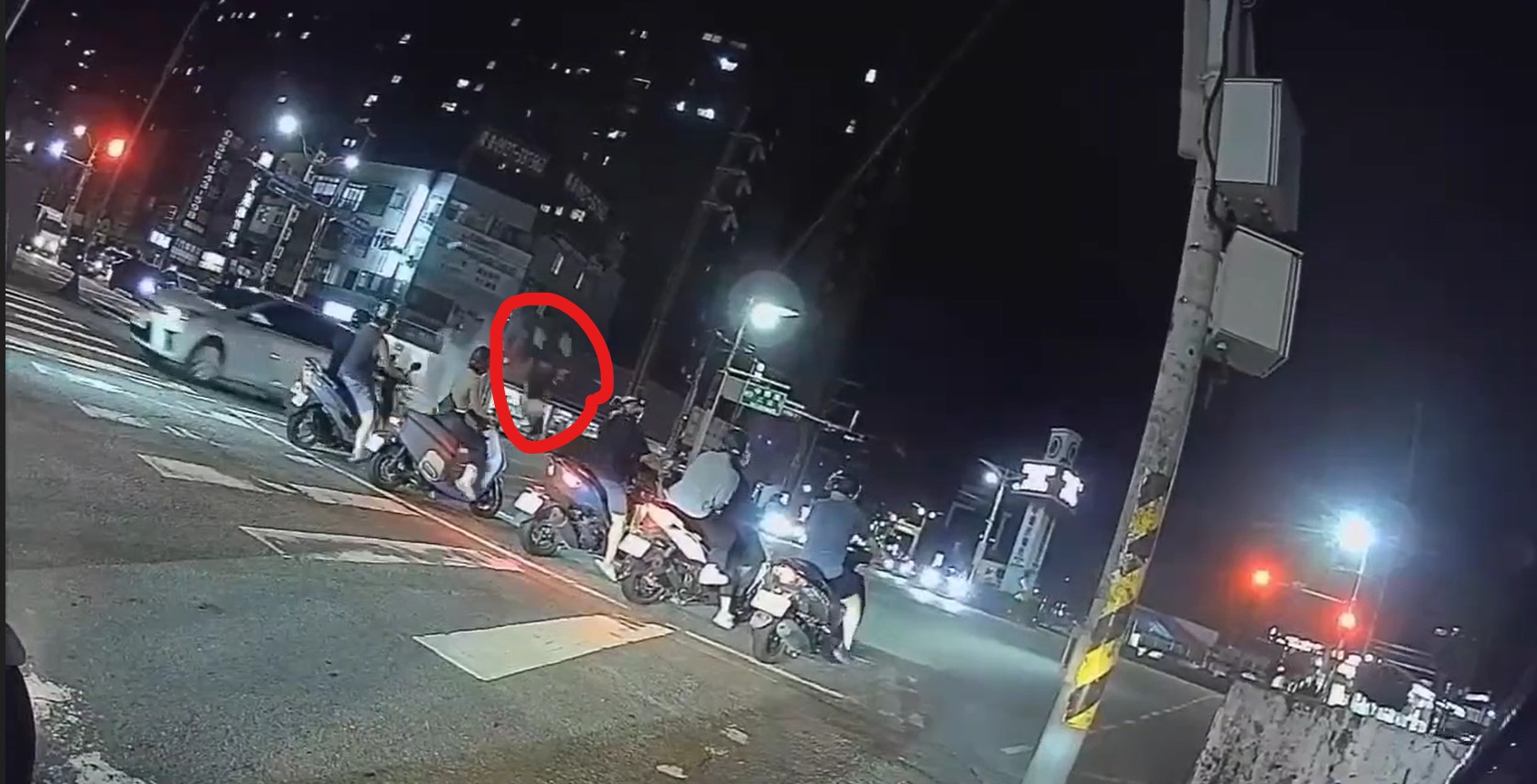 中壢區中華路與忠義路口昨日晚間發生車禍,騎士當場噴飛(紅圈處)。(翻攝畫面)