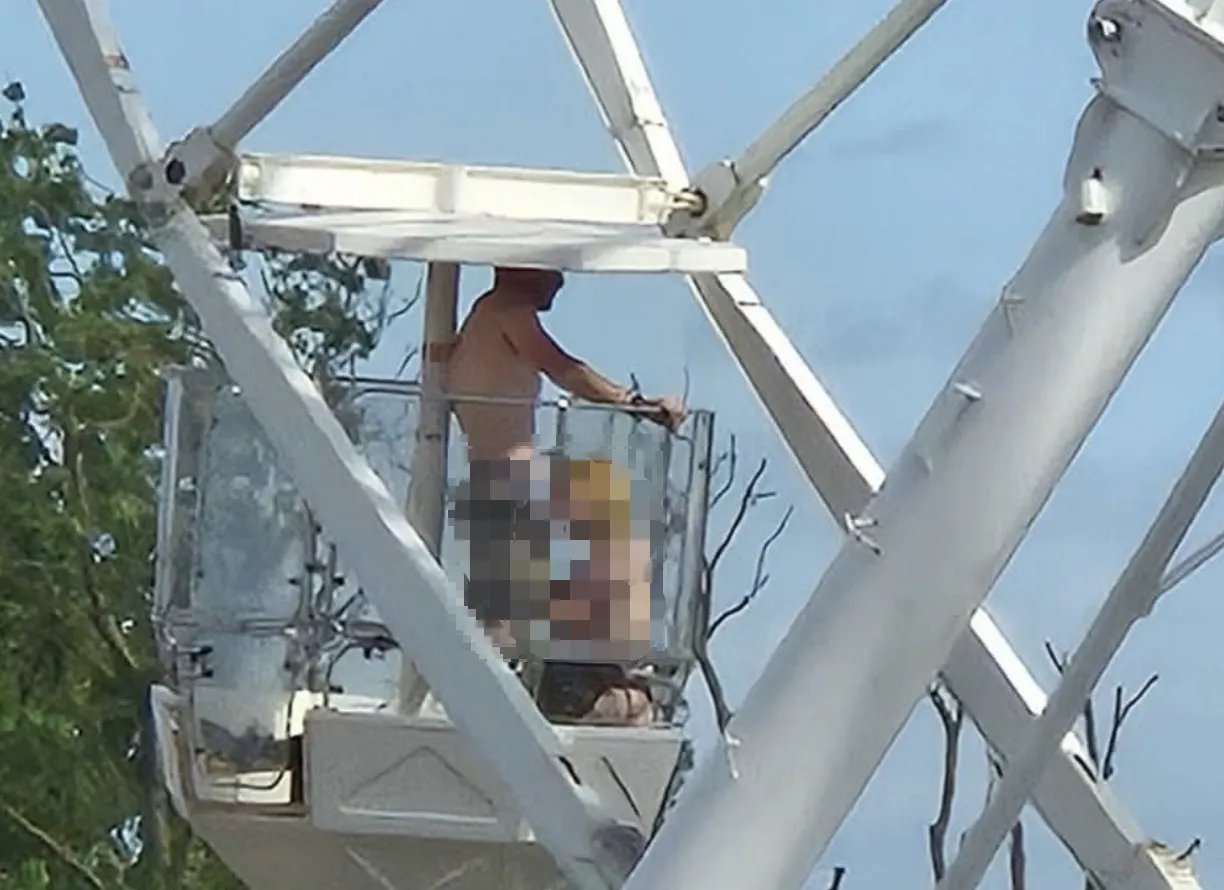 摩天輪上活春宮！金髮女跪地「做口碑」　好色男接老闆電話才知影片被瘋傳
