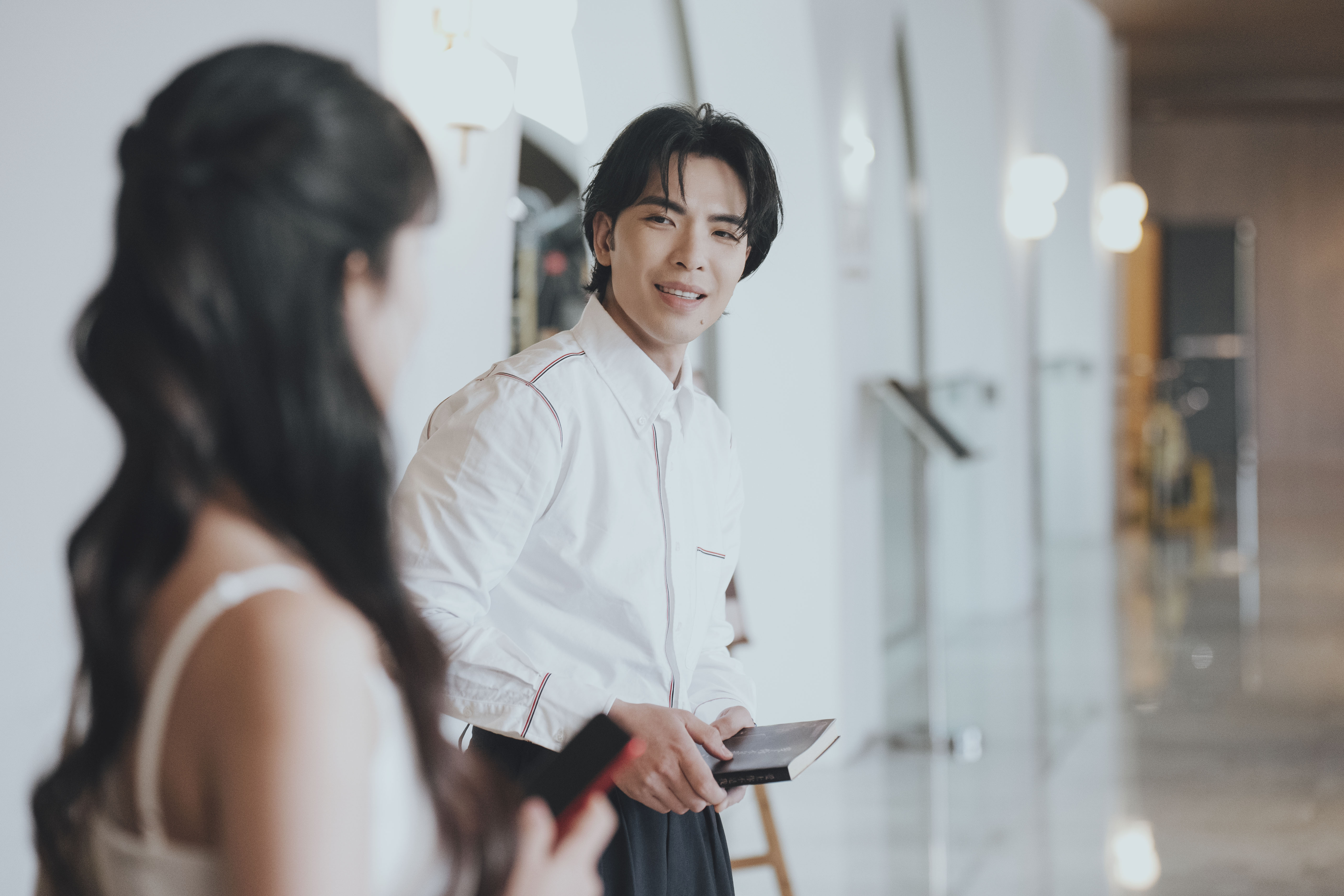 《雙重曝光》中,蕭敬騰飾演暢銷小說《愛上你不是我決定》的作家。(拍手數位提供)