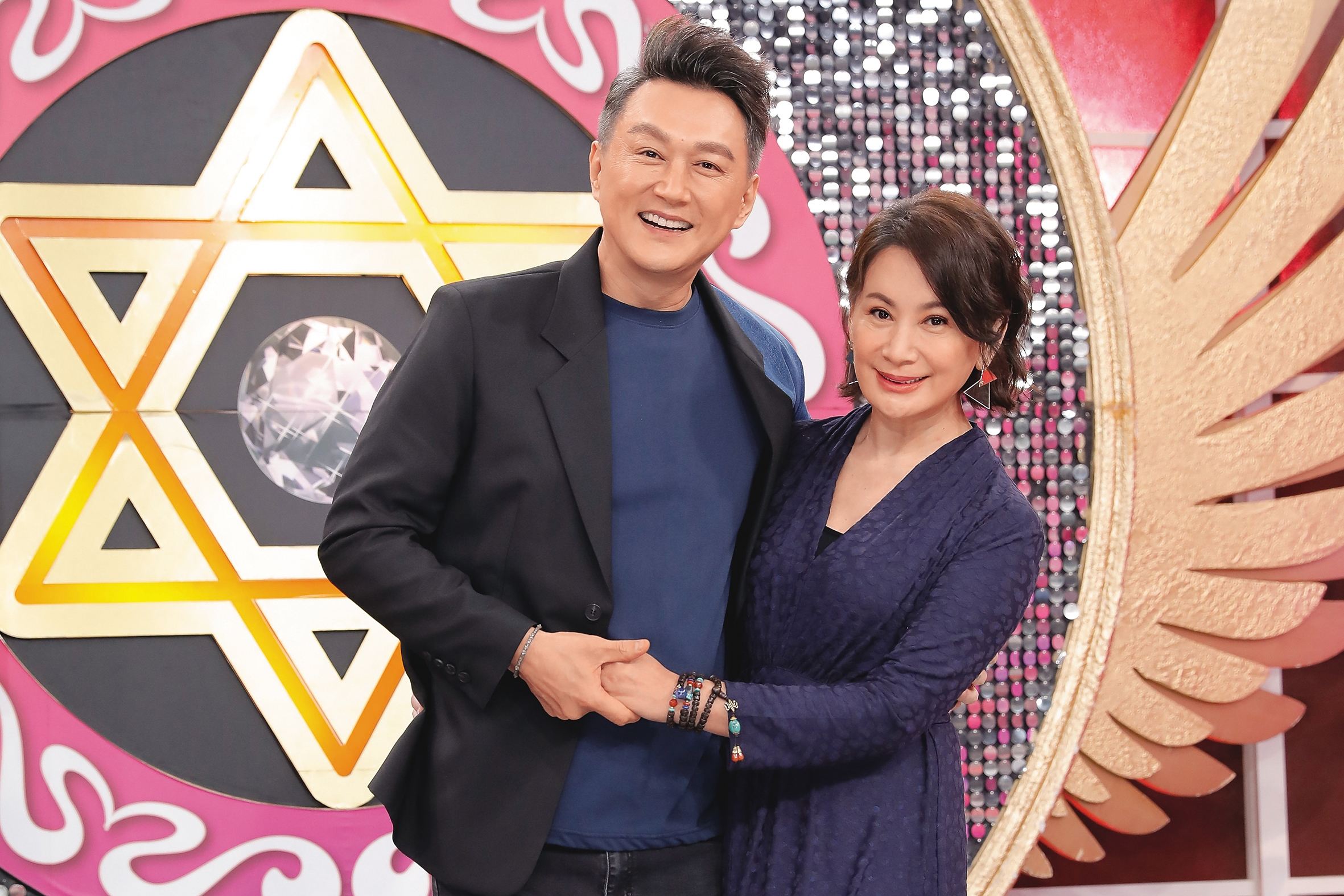 何篤霖(左)主持《命運好好玩》長達22年,近年搭檔陳亞蘭(右),傳出因製作單位降薪協商破局,雙雙退出節目。