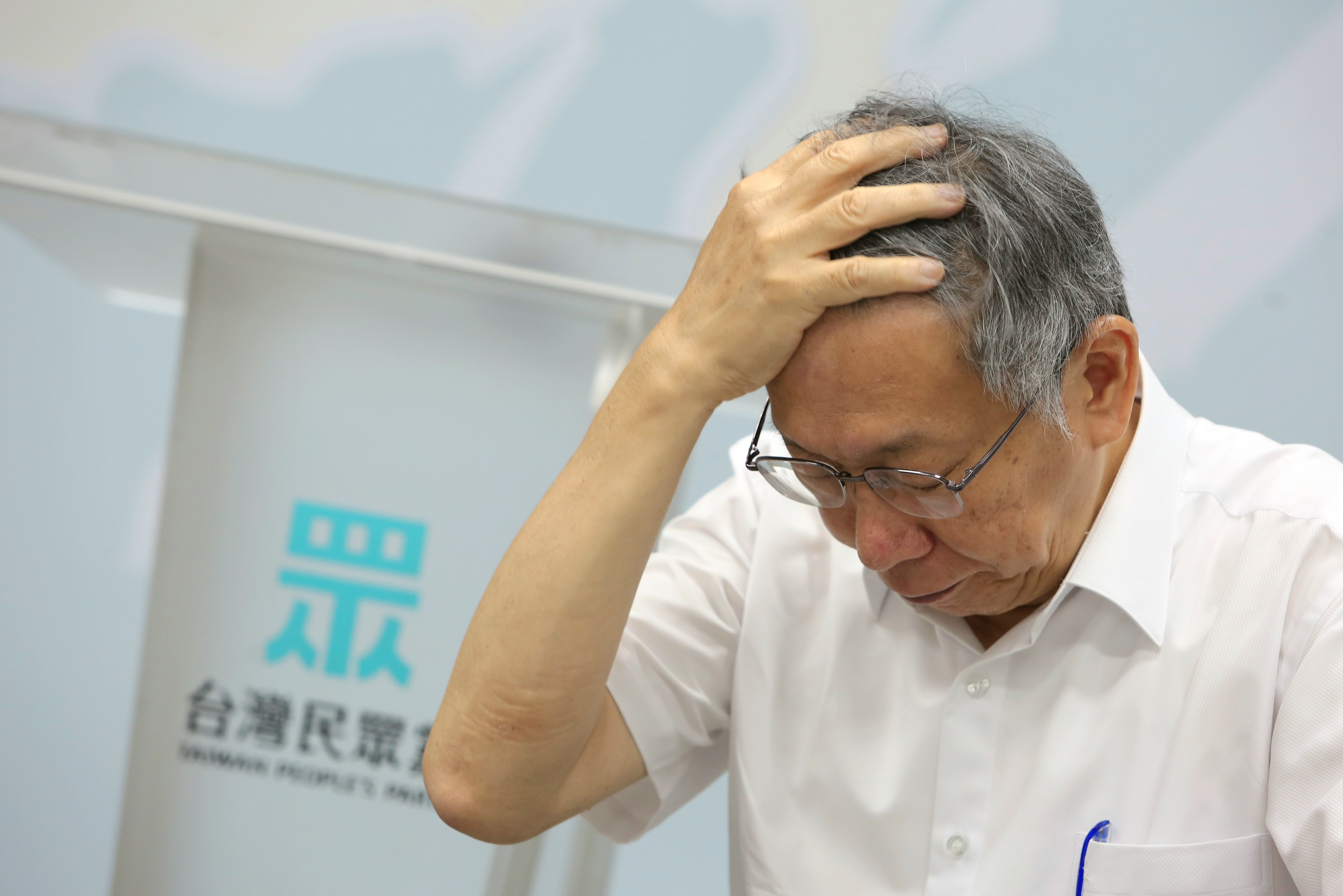 柯文哲今日不滿嗆,腳上的電子腳環再掛下去,「我就把『賴清德』三個字刻在上面」。(鏡報姜永年)