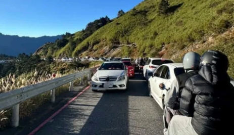 1名賓士車主離譜將愛車停在路中間,人就下車去賞美景,導致後方至少200輛車動彈不得,引發網友怒火。翻攝自中橫路況交通資訊站臉書)