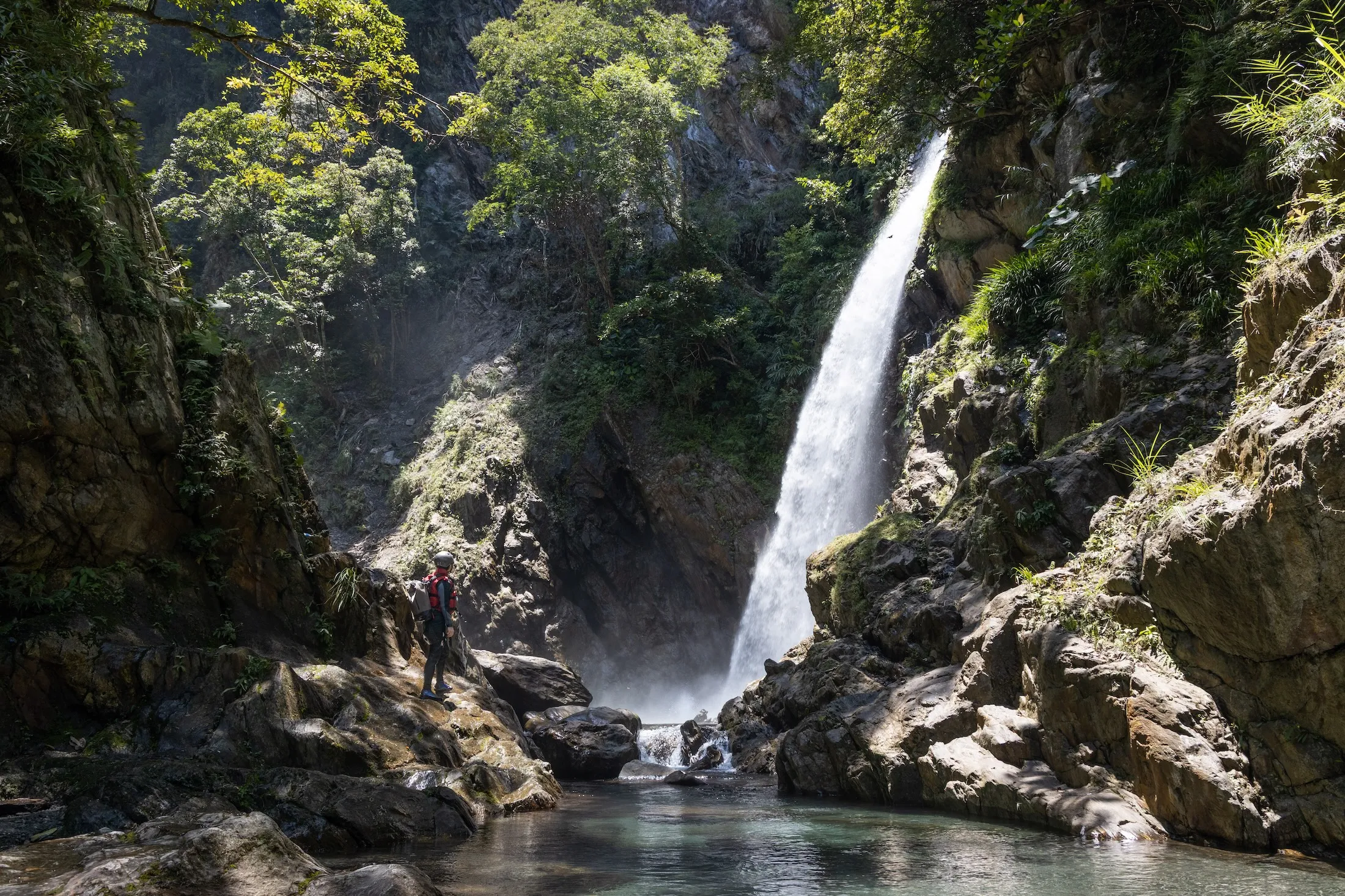 宜蘭溯溪（下）／從5公尺高處跳進深潭、垂直90度天然滑水道、溪邊吃大鍋麵　金岳瀑布的回程才是高潮