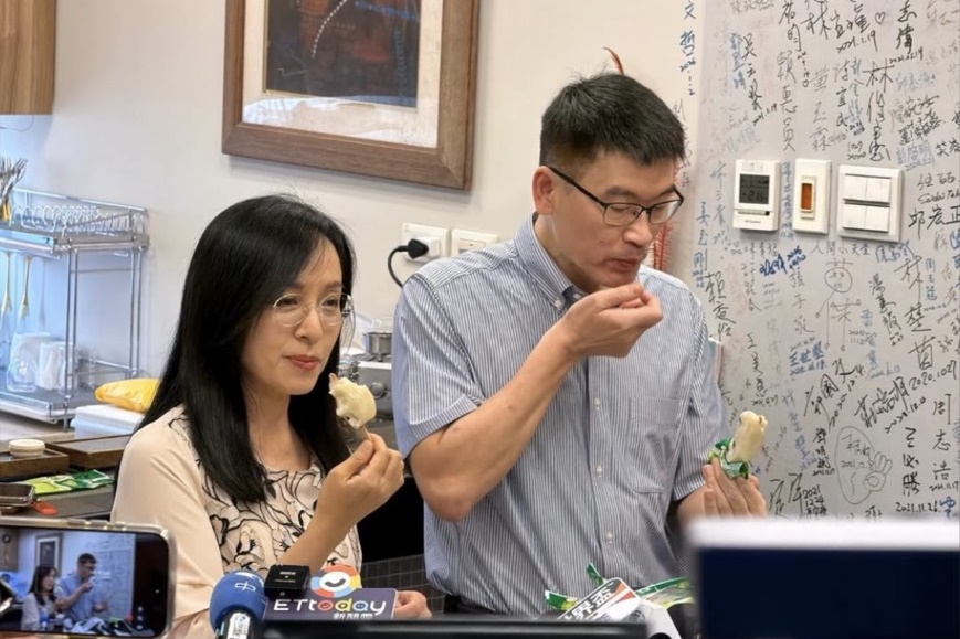 陳瑩邀請梁文傑吃鳳梨釋迦冰棒,並虧對方少去一次酒店就能買很多。(翻攝自陳瑩Ying Chen臉書)