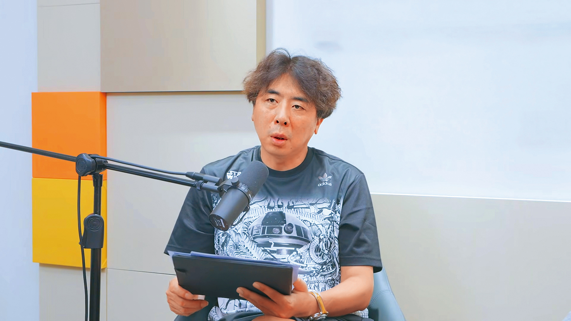 梁赫群因為節省出名,讓廠商上門找他在Podcast大聊理財經。(翻攝自小遠 贏了YT)