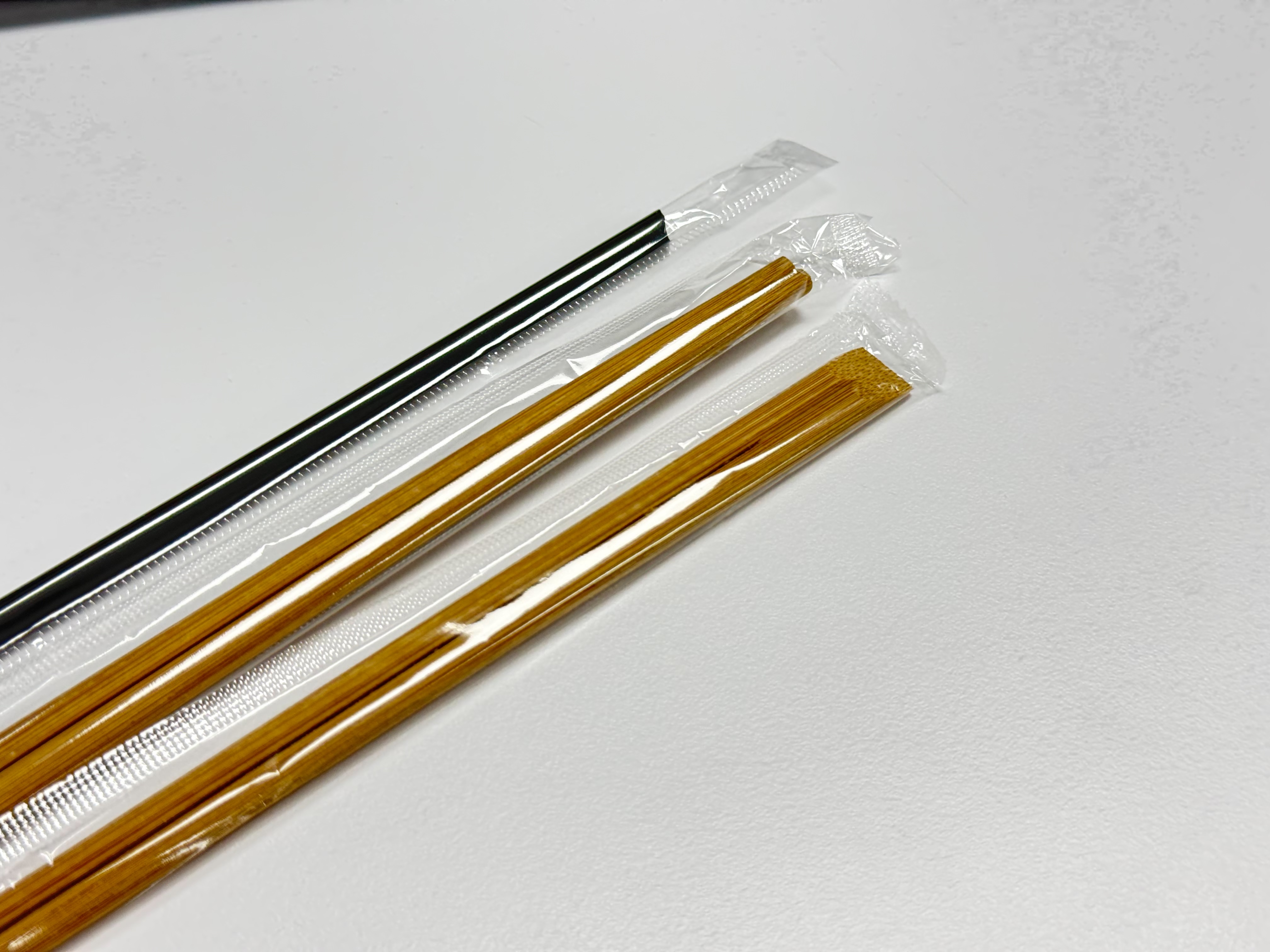 兒科醫師提醒,吸管包裝或是一次性餐具的塑膠包裝套是隱形殺手,若被幼童吸入恐導致雙肺完全堵塞。