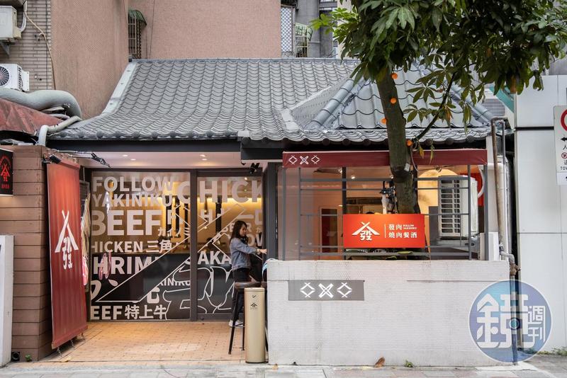 有網友昨(14日)前往「發肉燒肉餐酒館」吃飯慶生,沒想到店家準備的仙女棒火苗掉落,點燃桌上衛生紙。