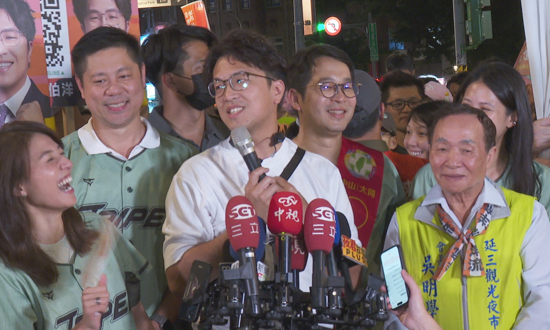 突襲延三夜市！沈伯洋免看稿秒講美食史　網讚信手拈來都是台北故事