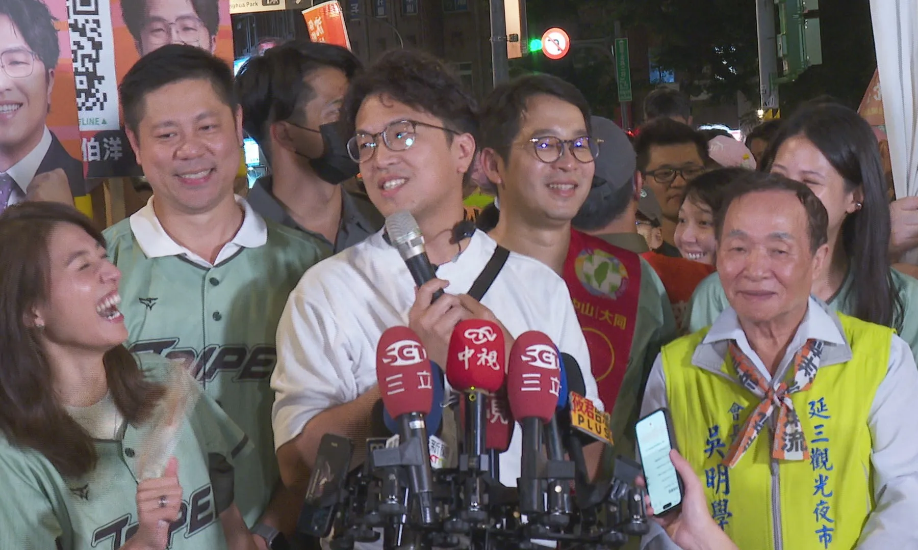 突襲延三夜市！沈伯洋免看稿秒講美食史　網讚信手拈來都是台北故事