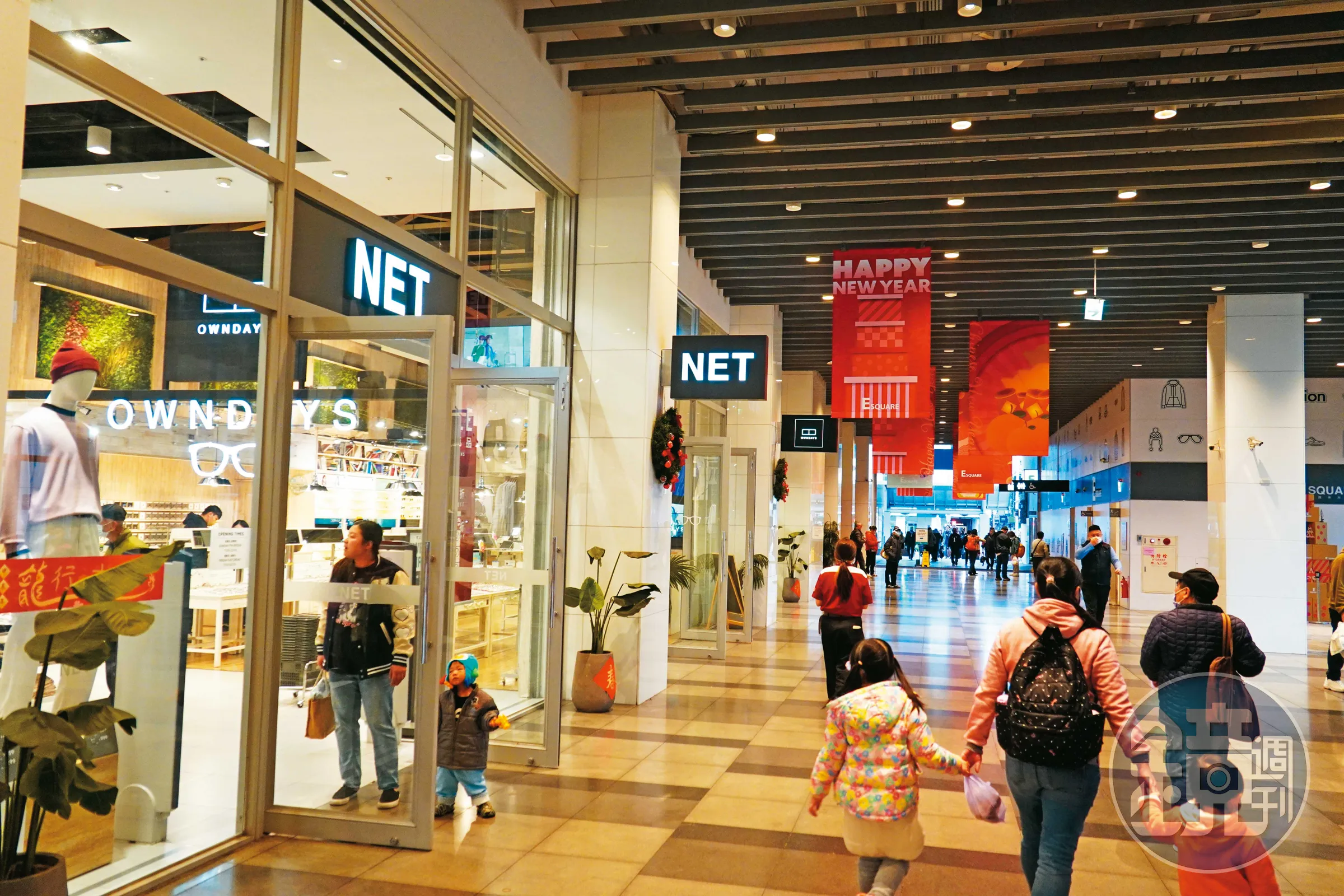 網路上時常有人分享NET穿搭,但有店員抱怨,很多人試穿拍完照就亂丟讓他們忙於整理。(示意圖,資料照)