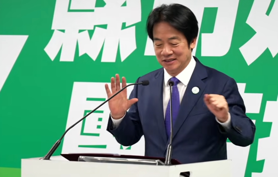 賴清德今天在記者會致詞前突被電到。(翻攝自民進黨記者會直播)