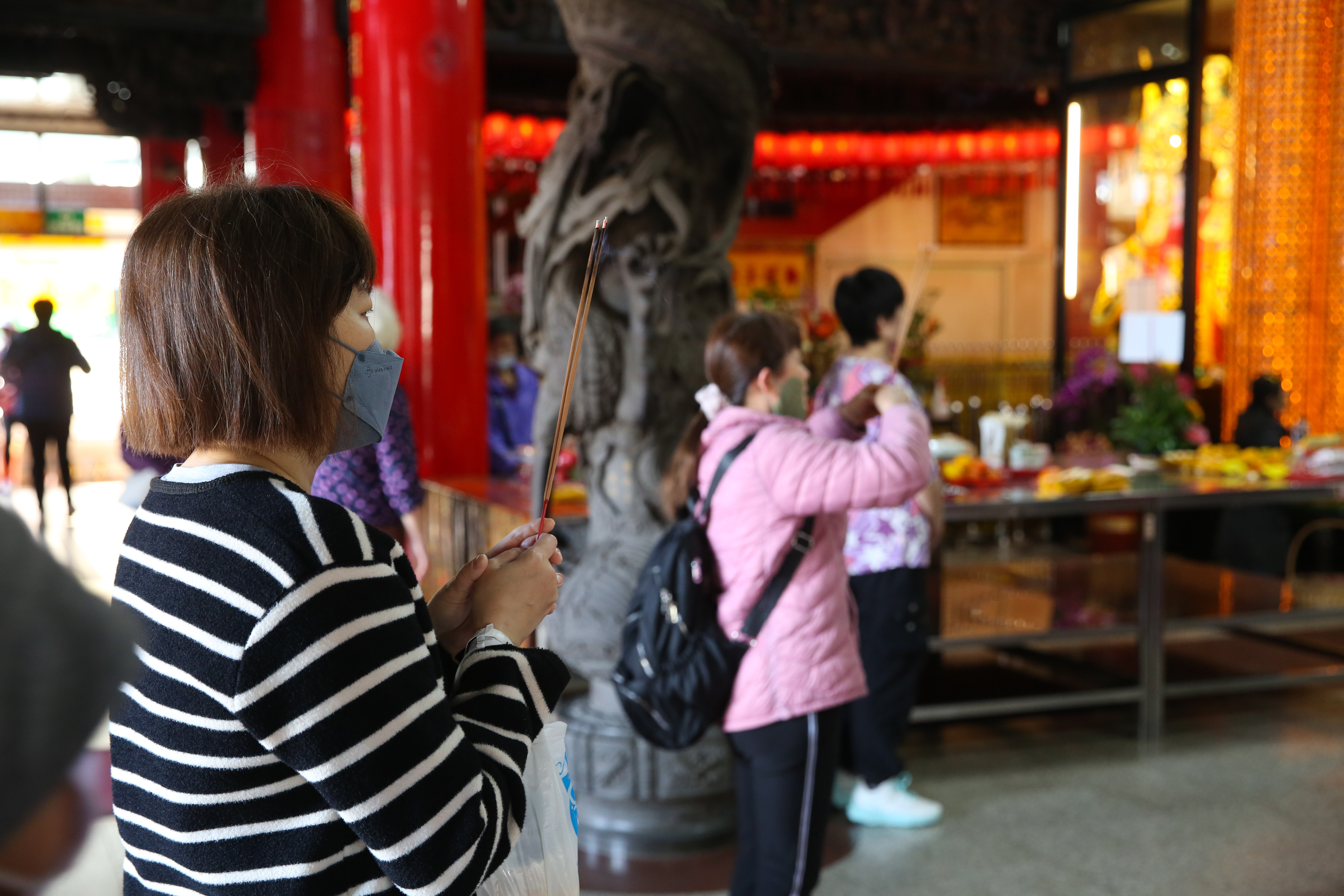 把握年前「暖如夏」好天氣,除夕將變天,轉濕涼。(鏡報董孟杭攝)