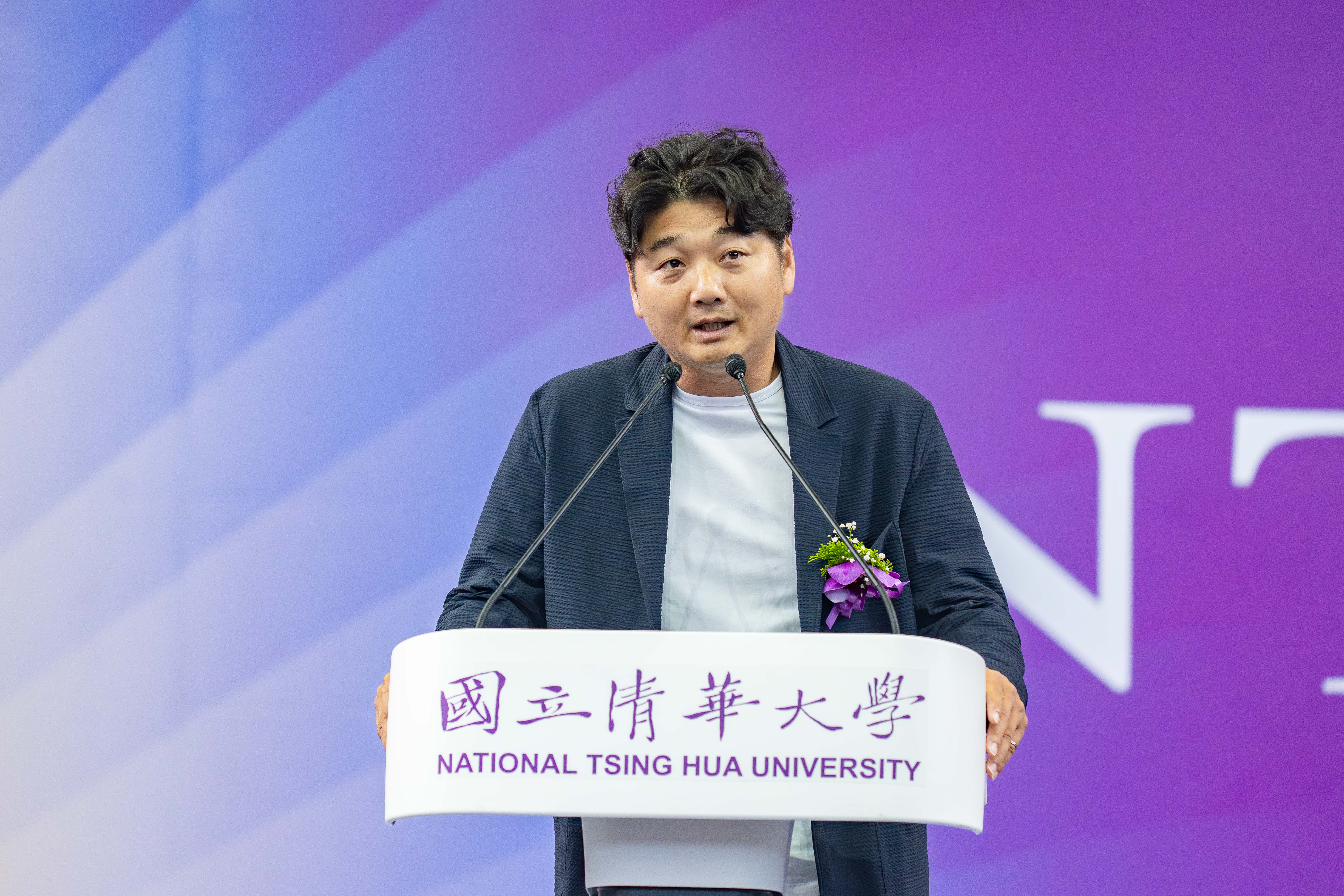 樂天桃猿總教練曾豪駒出席清華畢業典禮,分享中華隊12強賽奪冠歷程,勉勵畢業生勇敢逐夢、不忘初衷。(清華大學提供)