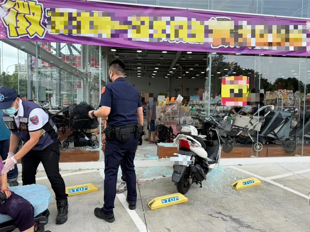 玻璃才換好又遭殃！83歲嬤騎車突偏移　高雄水族賣場半年二度被撞
