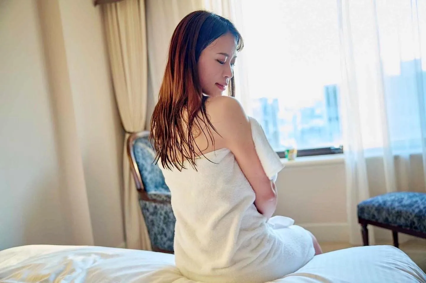 抓詐欺主嫌變抓毒品！警方突襲飯店撞見成人女優同床　旁邊竟有0.7克古柯鹼