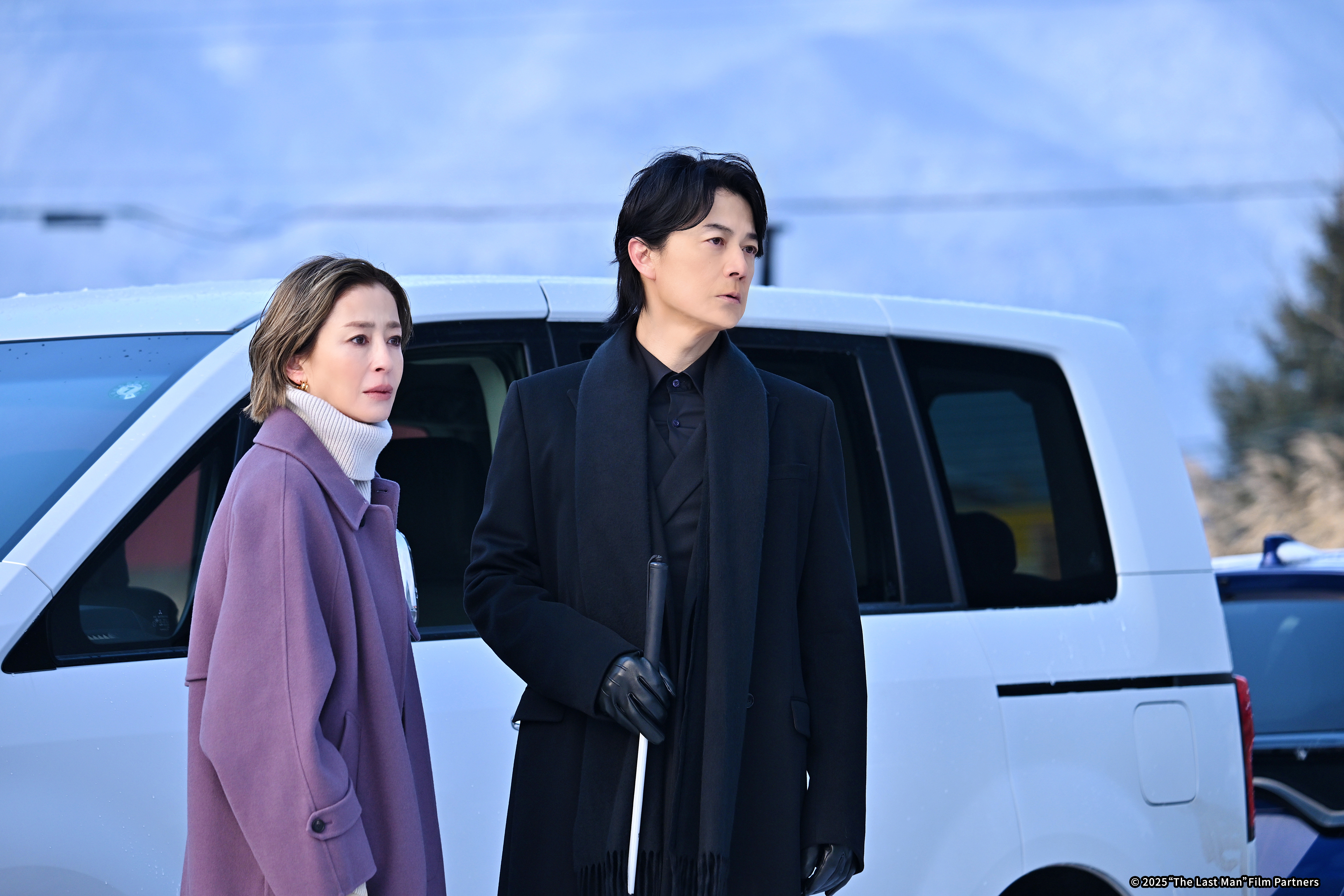 福山雅治(右)主演的《Last Man -全盲搜查官-》推出電影版,宮澤理惠(左)驚喜演出。(可樂電影提供)