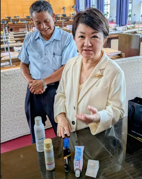 「帶貨女王」盧秀燕展示跑選舉6小物 雅斯蘭「袋」裝秘密武器