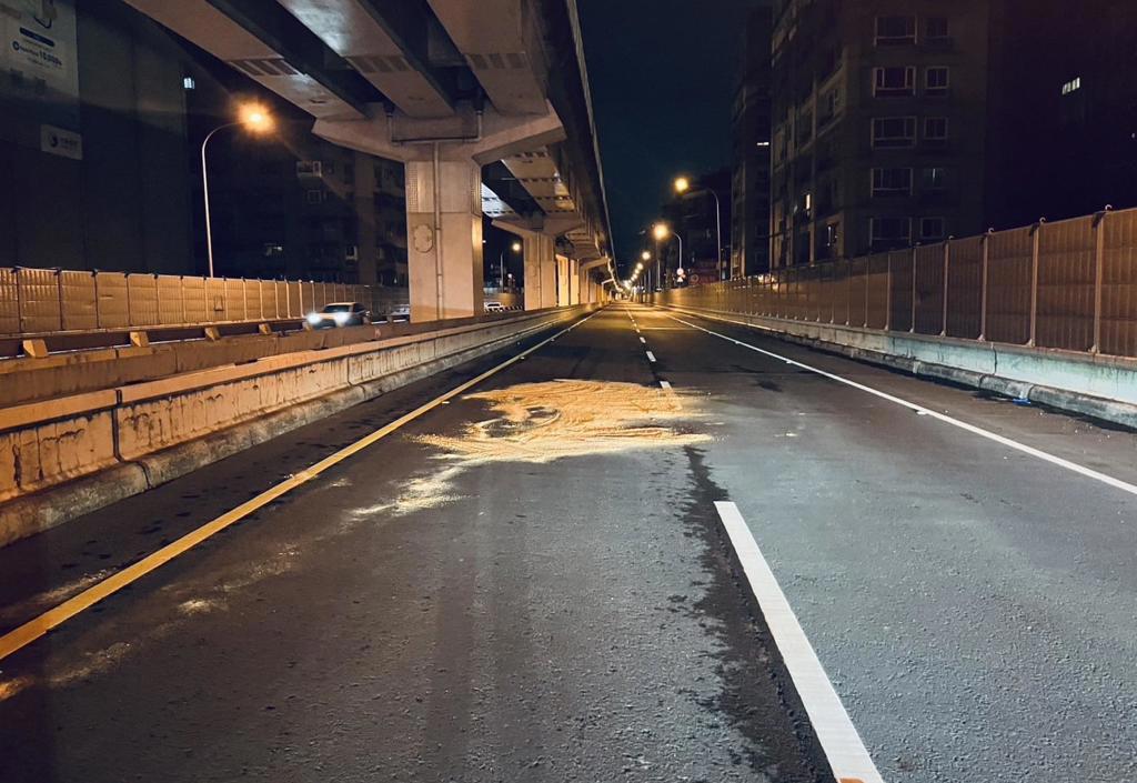 溫姓替代役男酒後搭乘Bolt計程車,遭林姓司機丟包台64,導致被4車輾死,林姓司機昨遭檢方起訴。(翻攝畫面)