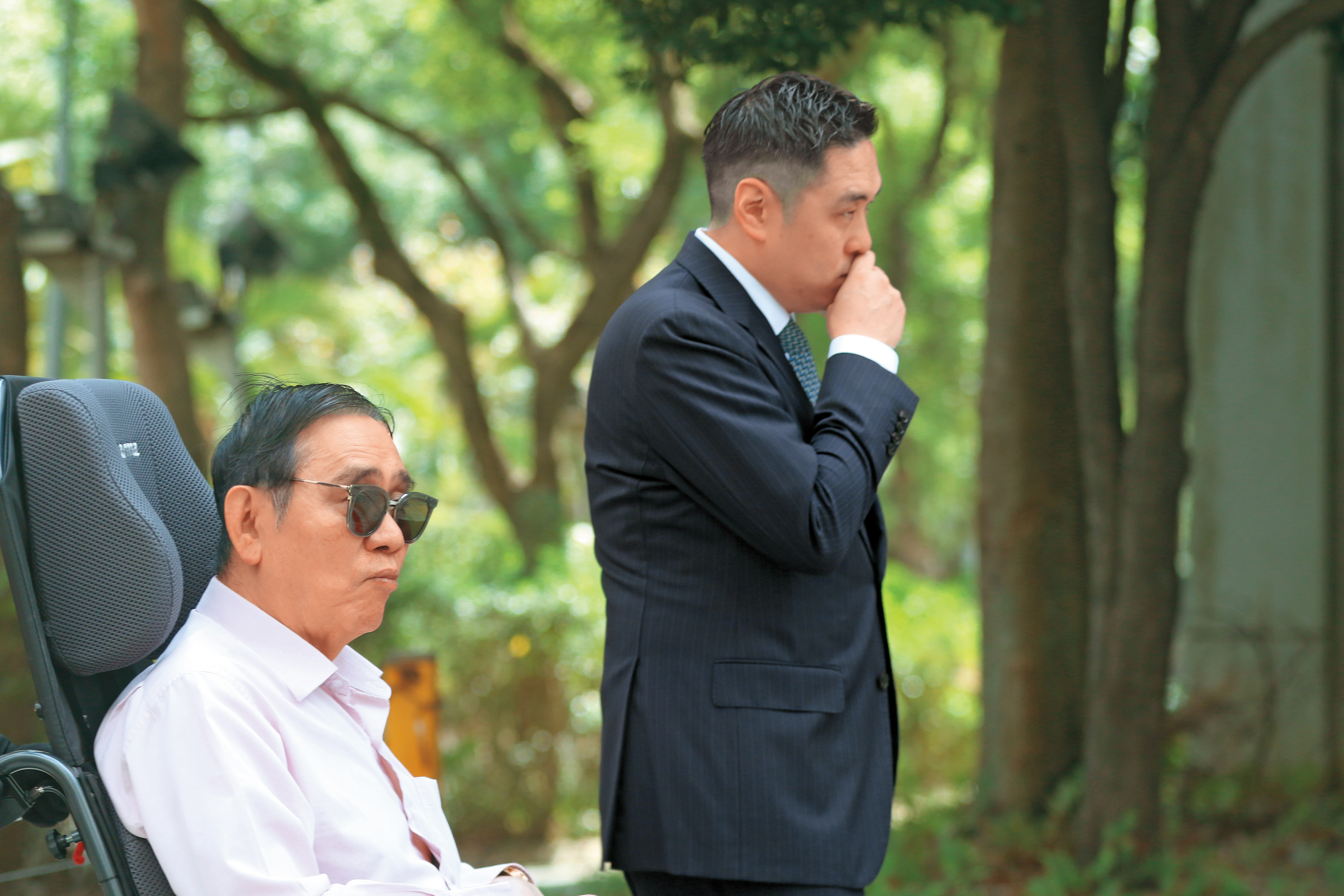10月14日12:15王文洋戴著墨鏡出現在台北市信義運動中心前,兒子王泉仁則在一旁陪伴。