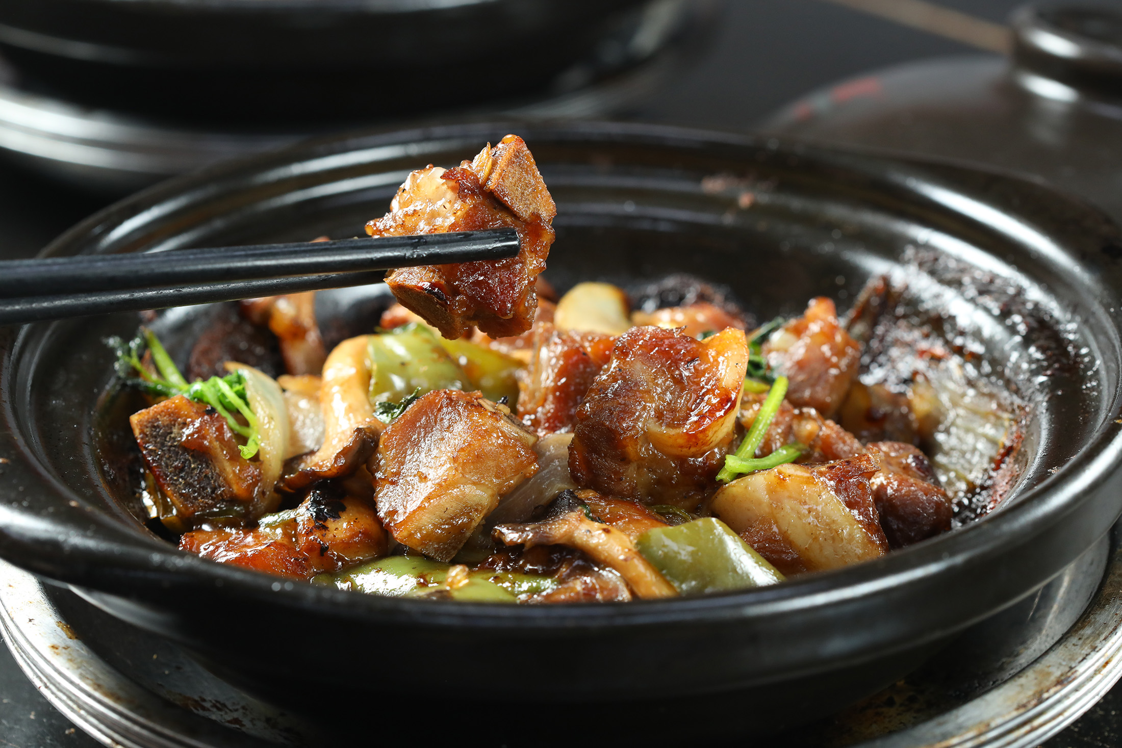 「興記菜館」是油麻地廟街的老字號,以明火炭爐煲仔飯聞名,也是香港少數有執照的大排檔之一。