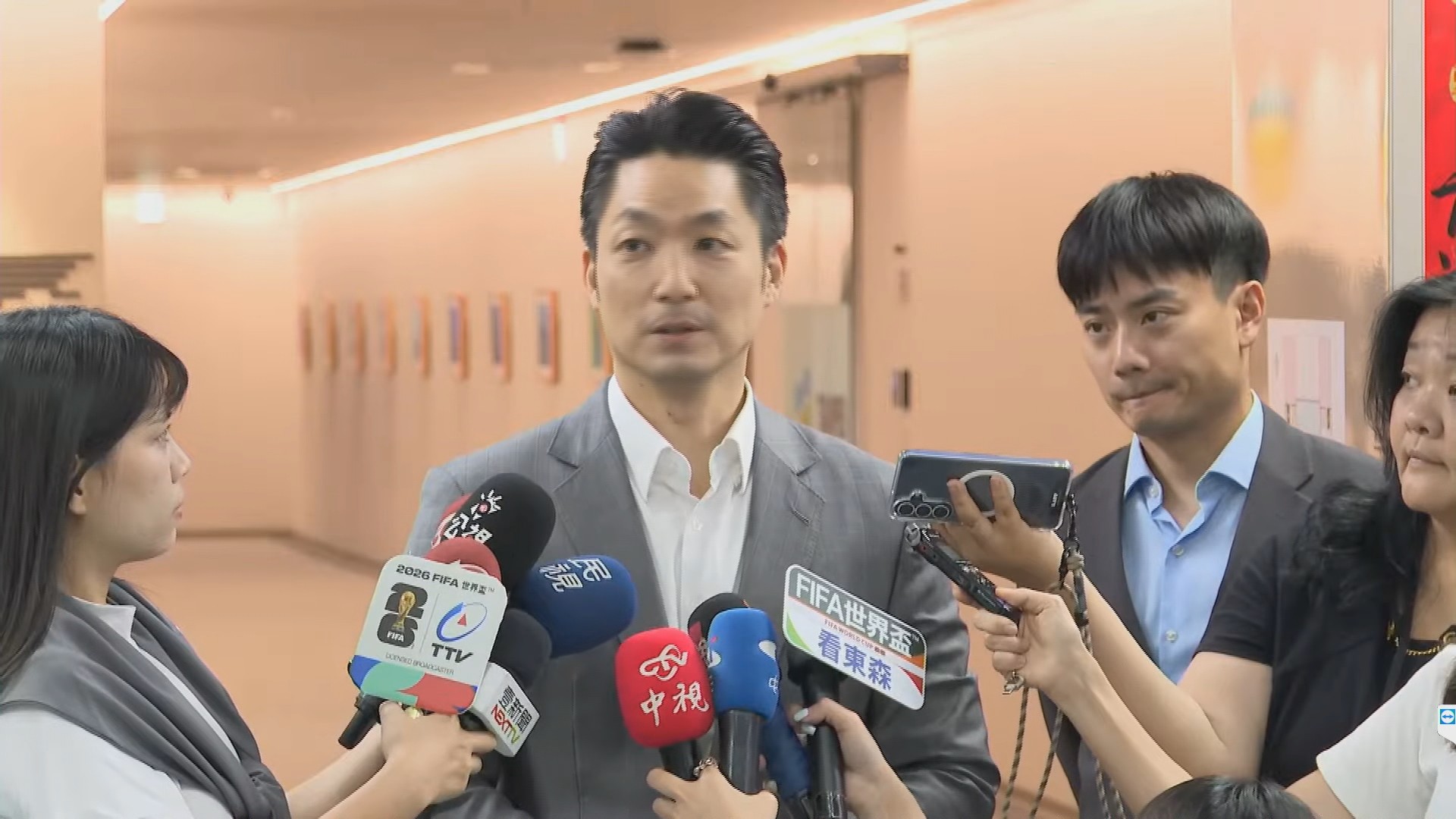 蔣萬安稱缺席告別式是因為要趕赴議會質詢。