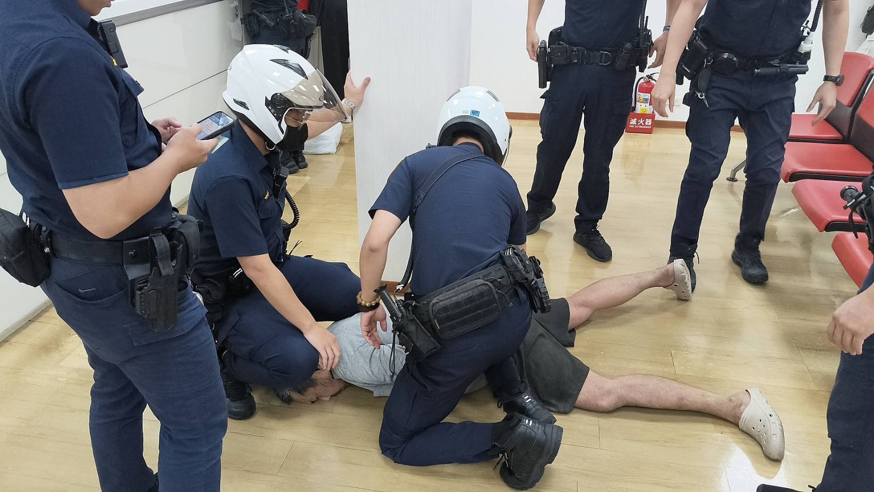 板橋某銀行爆搶案, 警急赴現場壓制逮人。(警方提供)