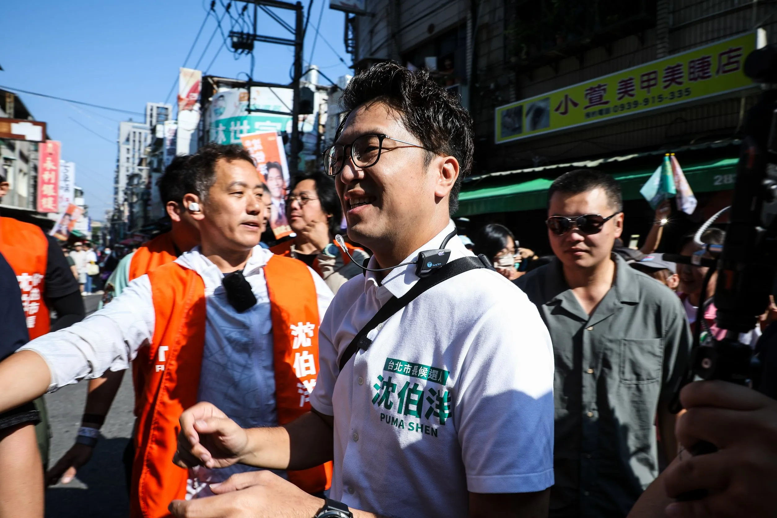 沈伯洋自爆「國中拿椅子砸人」？藍議員嗆退選　同學揭真相網笑翻：互砸還沒打贏