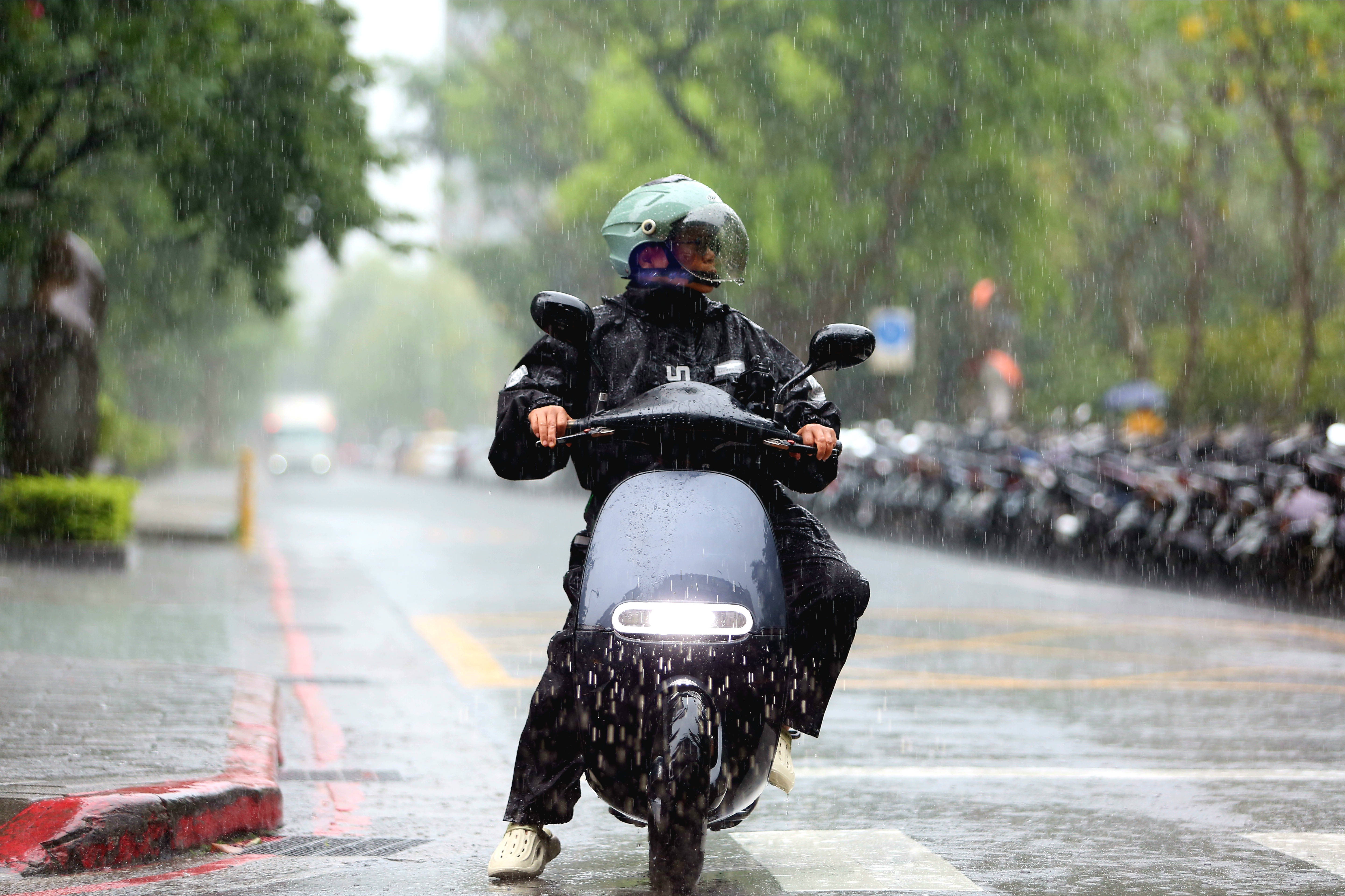 台北降下豪雨,下午陸續關閉「內1」「內2」「基11」等3座疏散門。(鏡報姜永年)
