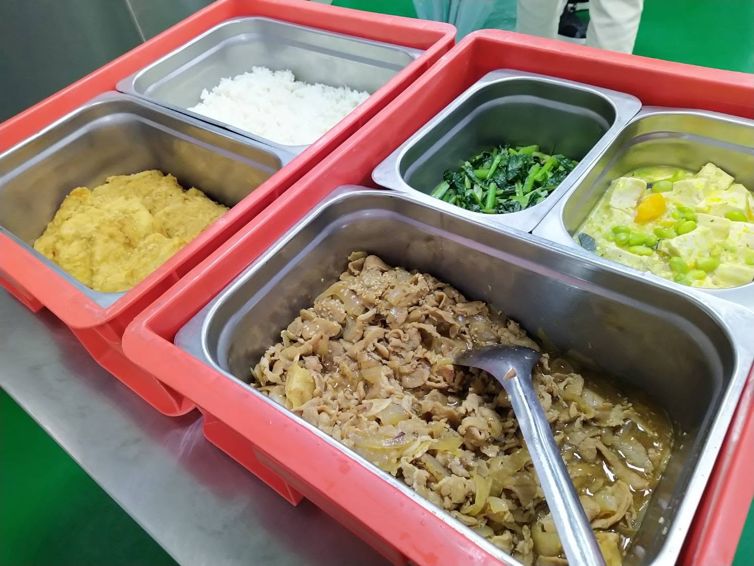 台北市國中小新學期全面推行免費營養午餐,政策上路後菜色品質與廚餘處理持續引發各界討論,如今更爆出食安疑慮。示意圖(翻攝自台北市教育局)