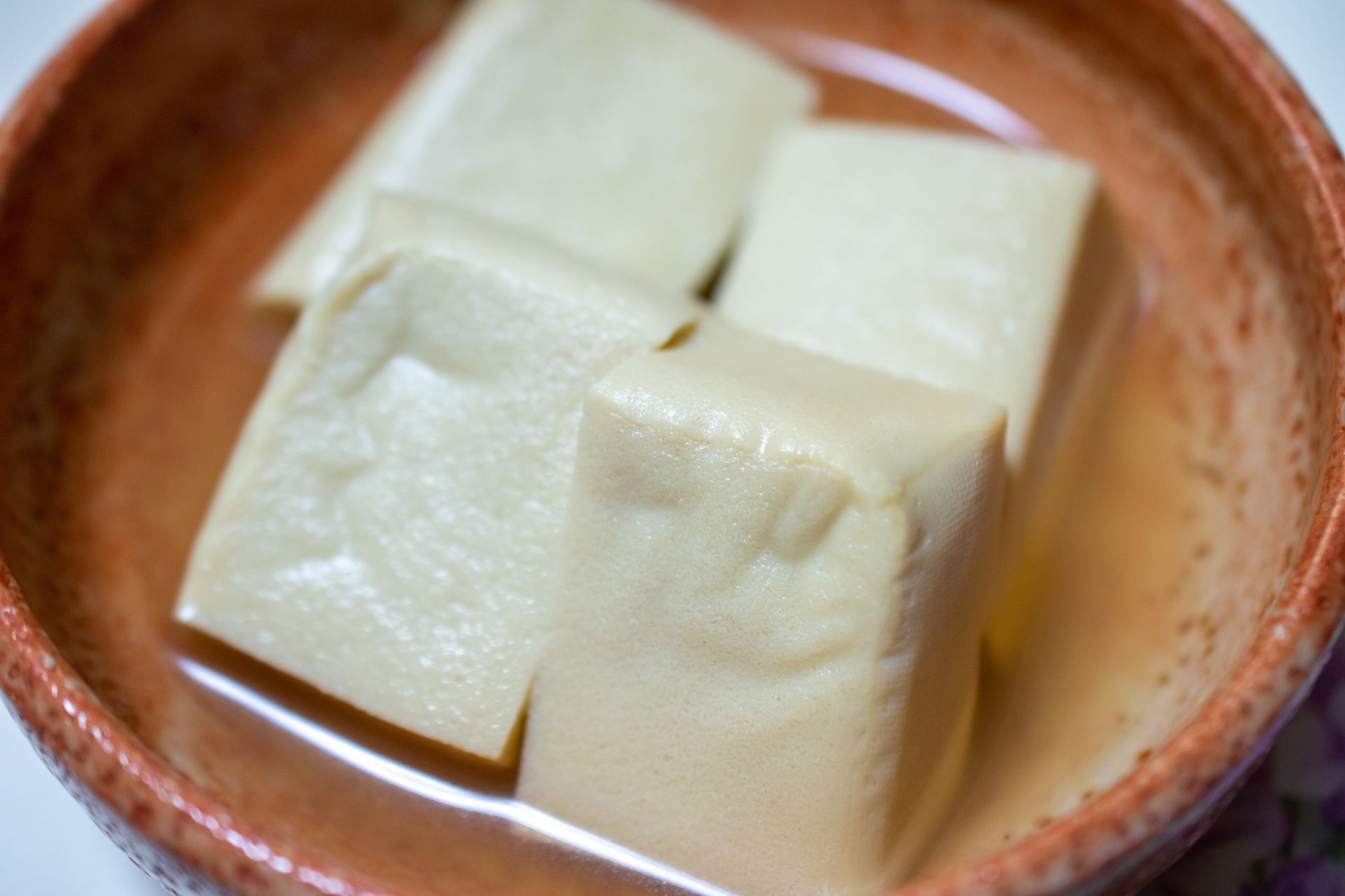 日本研究指出,日式凍豆腐(高野豆腐)富含「抗性蛋白質」,能透過腸道菌的代謝路徑,自然刺激人體分泌GLP-1,具有減脂的效果。(翻攝自PhotoAC圖庫)