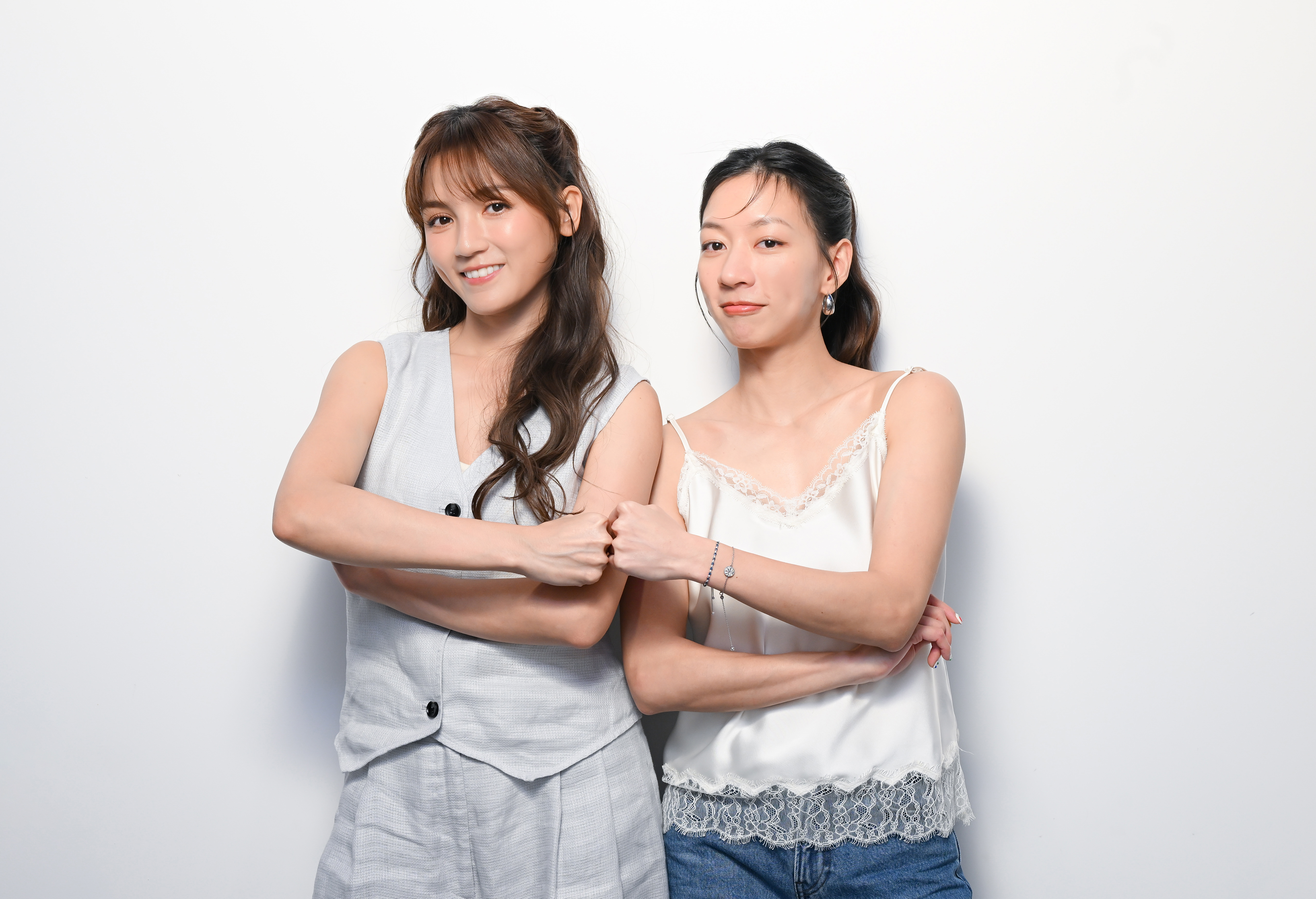 Dora(左)、陳妤(右)閨蜜攜手挑戰《誤闖遺忘島》中文配音。(環球影片提供)