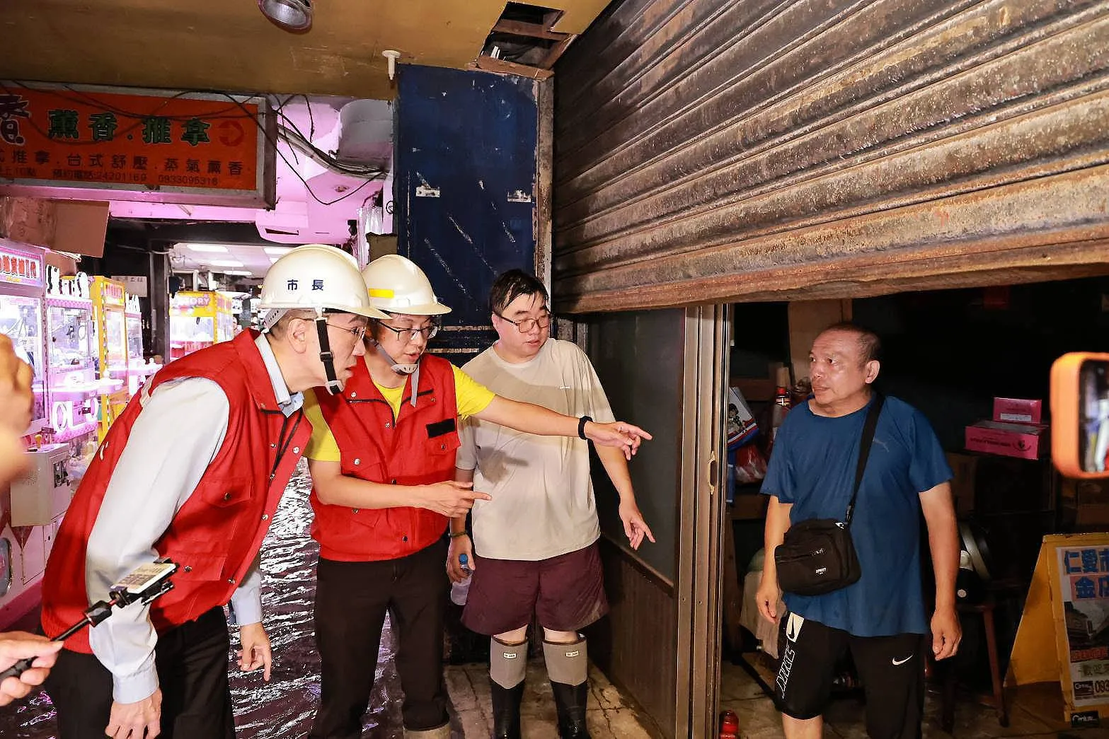 海水從水溝噴出來！大潮撞颱風外圍環流　基隆愛四路夜市變汪洋