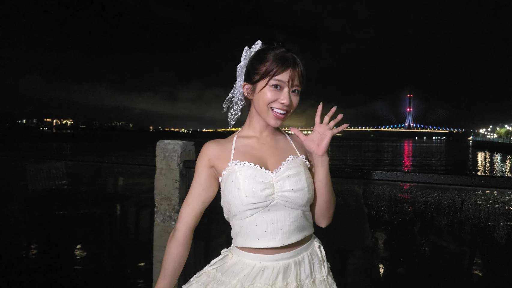 獨家》暗黑女神現身淡水老街　川越鈴子夾娃娃玩瘋撈金魚網破也不放棄
