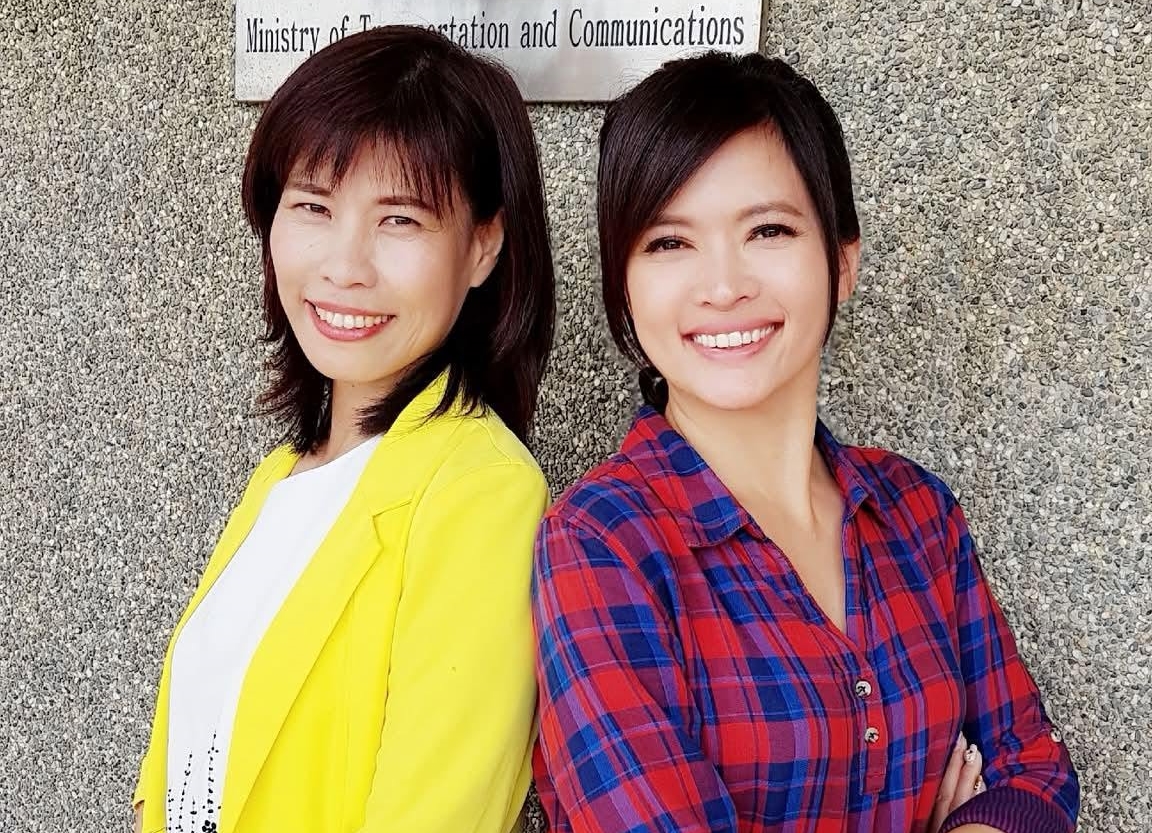 王淑麗今曬出跟伍婉華過去的合照送暖,並提到前陣子,自己把「辛樂克颱風」口誤講成「星巴克」的心情。(翻攝自王淑麗臉書)