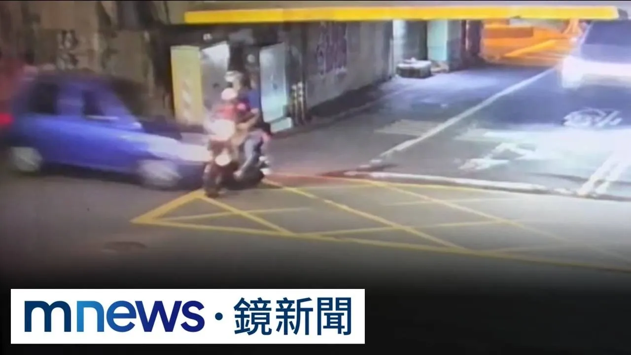 十字路口未停等未減速　自小客撞雙載機車騎士噴飛