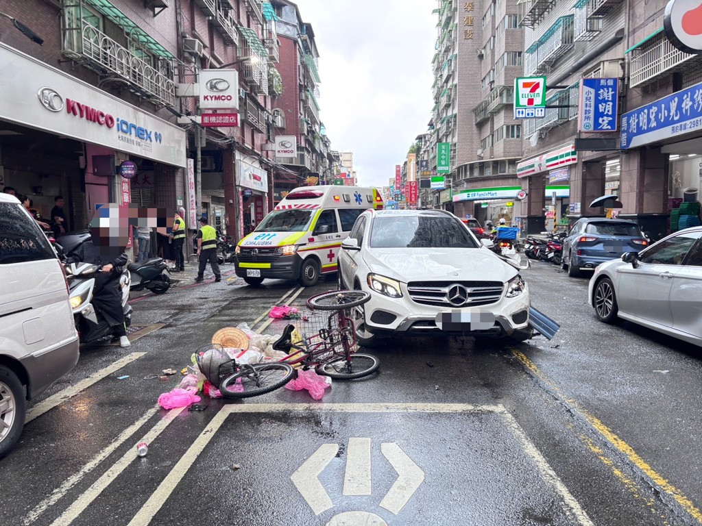 新北市三重區今日發生連環車禍。(翻攝畫面)