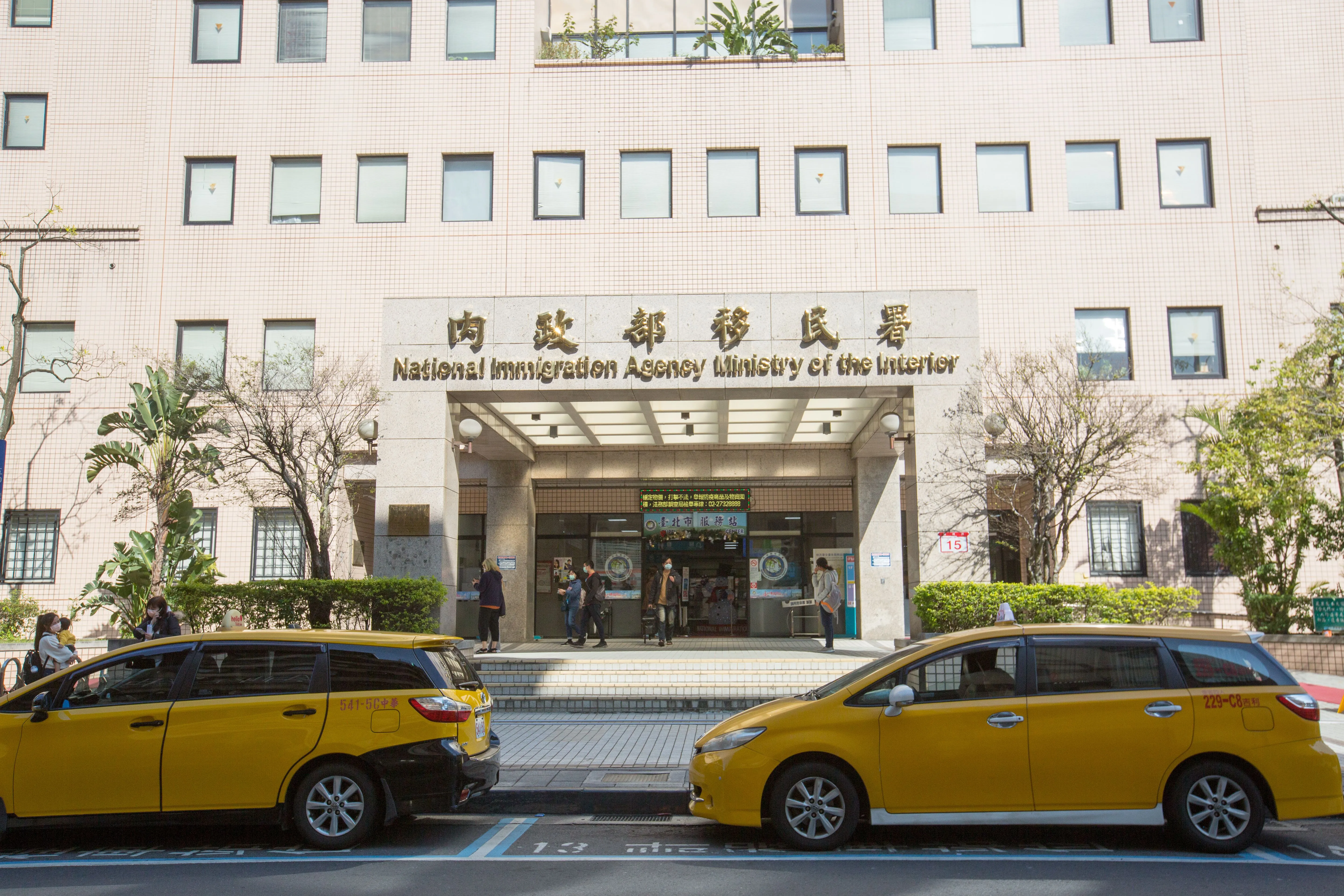 中生隔空捏頭喊「小小賴清德拿下」　移民署：驅逐出境、列管制