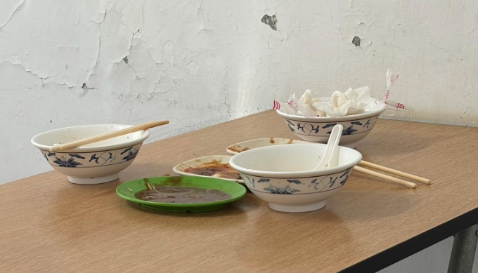 許多民眾出門用餐後習慣將桌面稍作整理,但把用過的衛生紙丟進空碗盤的舉動,經常在網路上引發禮貌與否的爭論。(翻攝自threads/chungpoan)