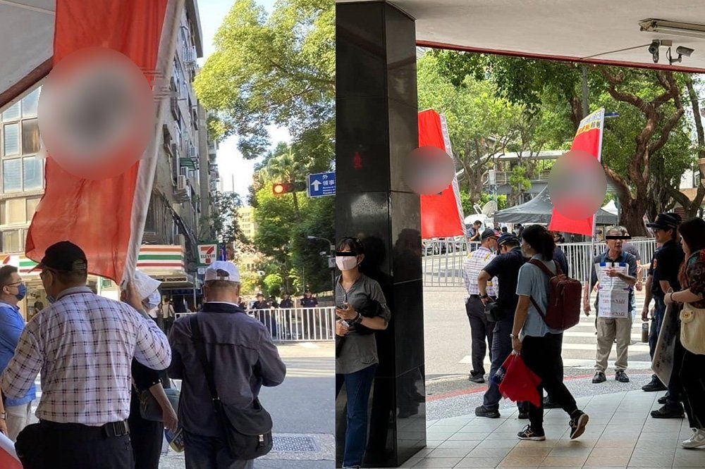 藍鷹運動出現多面「納粹旗」,連自家人都喊不妥。(翻攝自許智傑臉書)