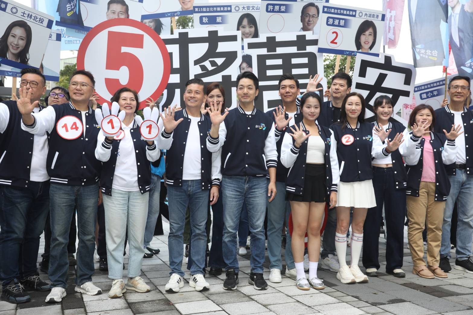 蔣萬安(中)由青年代表Yakira(中間右1)代抽出5號。(鏡報林煒凱)