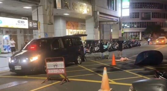 台中市西區8日凌晨發生死亡車禍,一名護理師行經斑馬線遭車輛撞飛,二度衝撞當場死亡。(翻攝畫面)