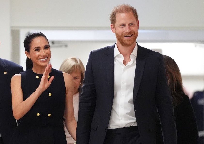 哈利王子和梅根14日抵達墨爾本,展開為期6天的澳洲訪問。(翻攝X@ChrisBaronSmit1)