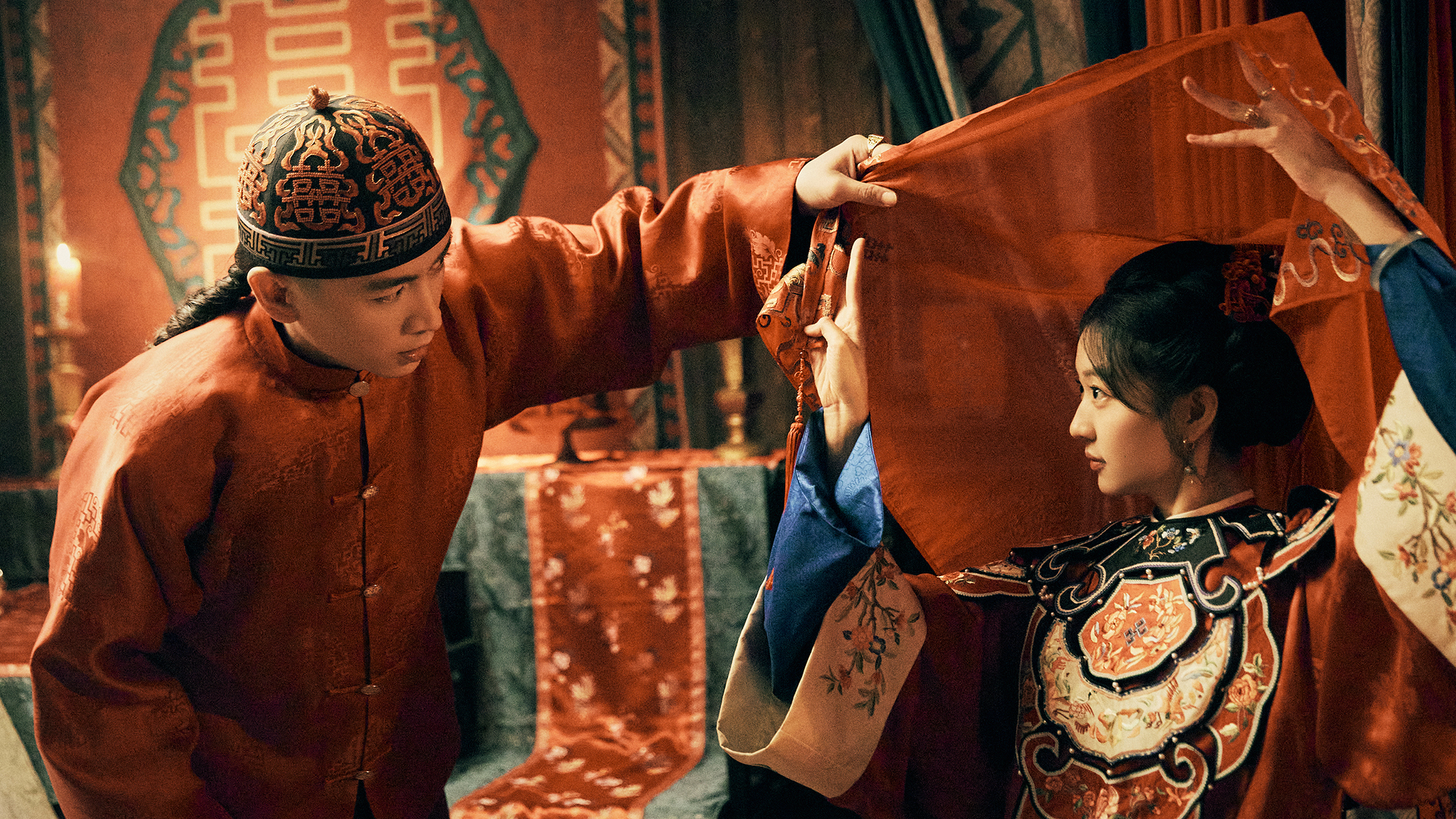 陳曉(左)與孫千在《大生意人》中攜手闖蕩商海,兩人感情戲多以即興方式演出,展現自然火花。(愛爾達電視 提供)